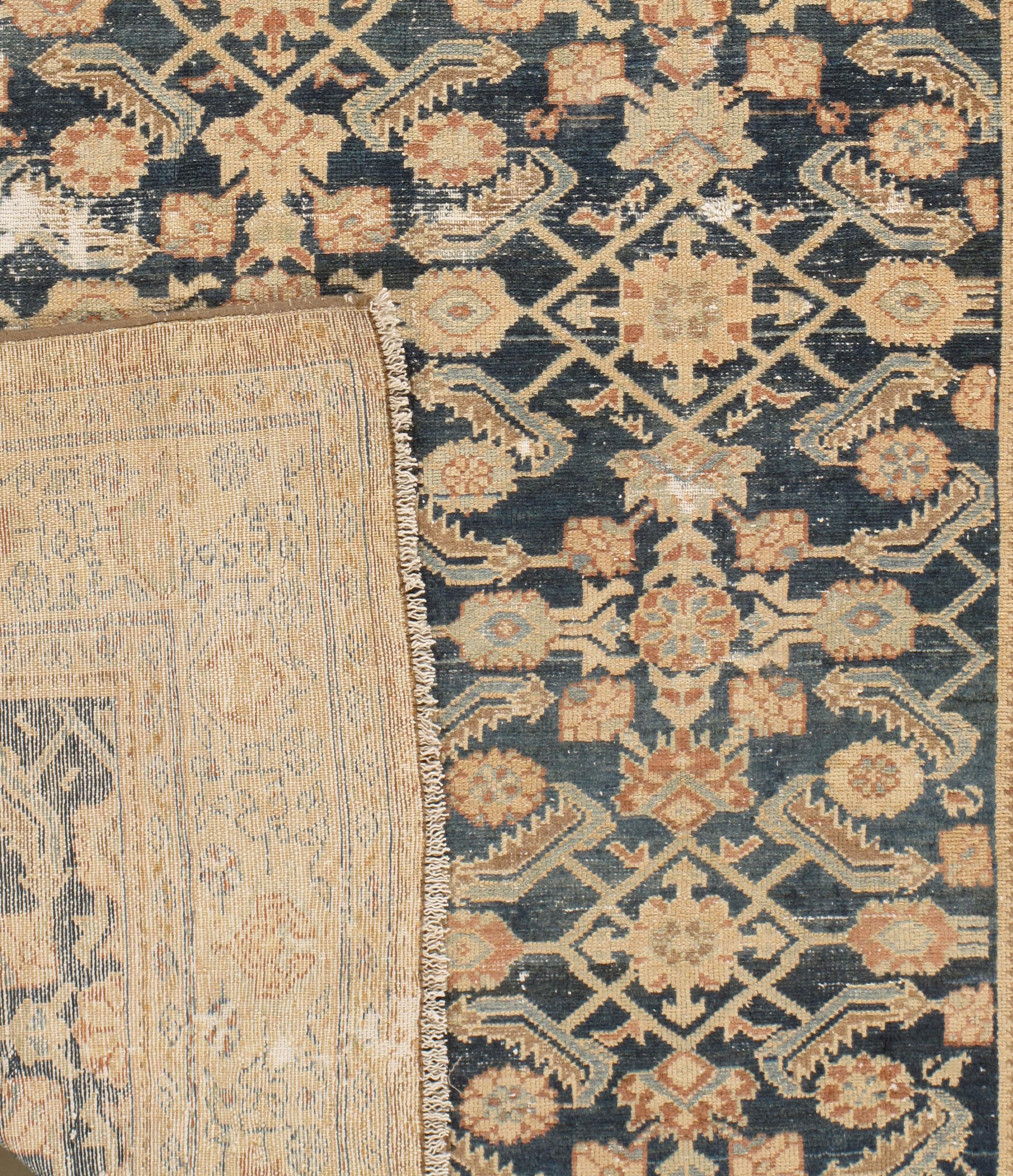 Antiker leicht bearbeiteter persischer Malayer-Teppich im Used-Look, um 1900, 4'4 x 5'5 im Angebot 3