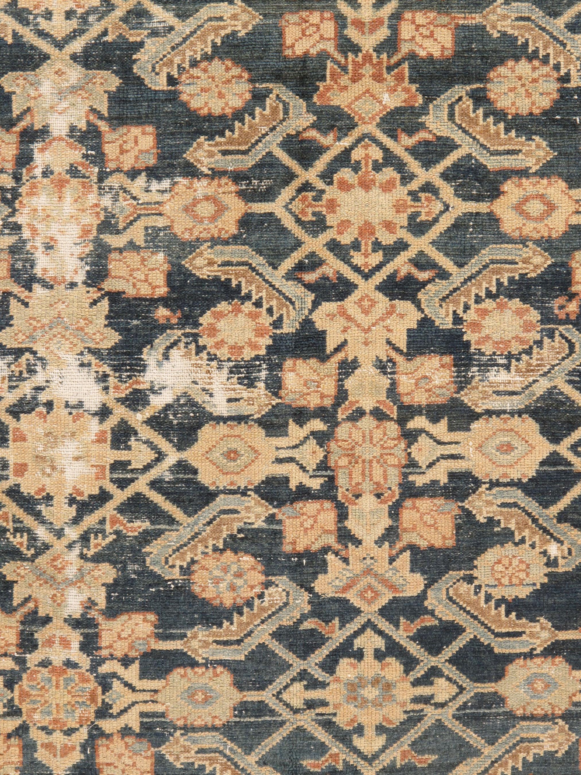 Antiker leicht bearbeiteter persischer Malayer-Teppich im Used-Look, um 1900, 4'4 x 5'5 im Angebot 4