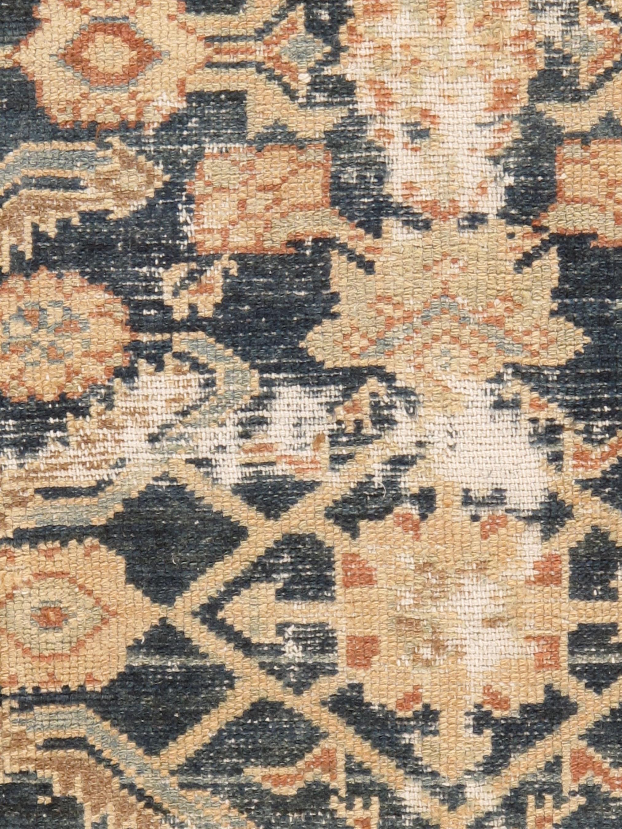 Antiker leicht bearbeiteter persischer Malayer-Teppich im Used-Look, um 1900, 4'4 x 5'5 (Persisch) im Angebot