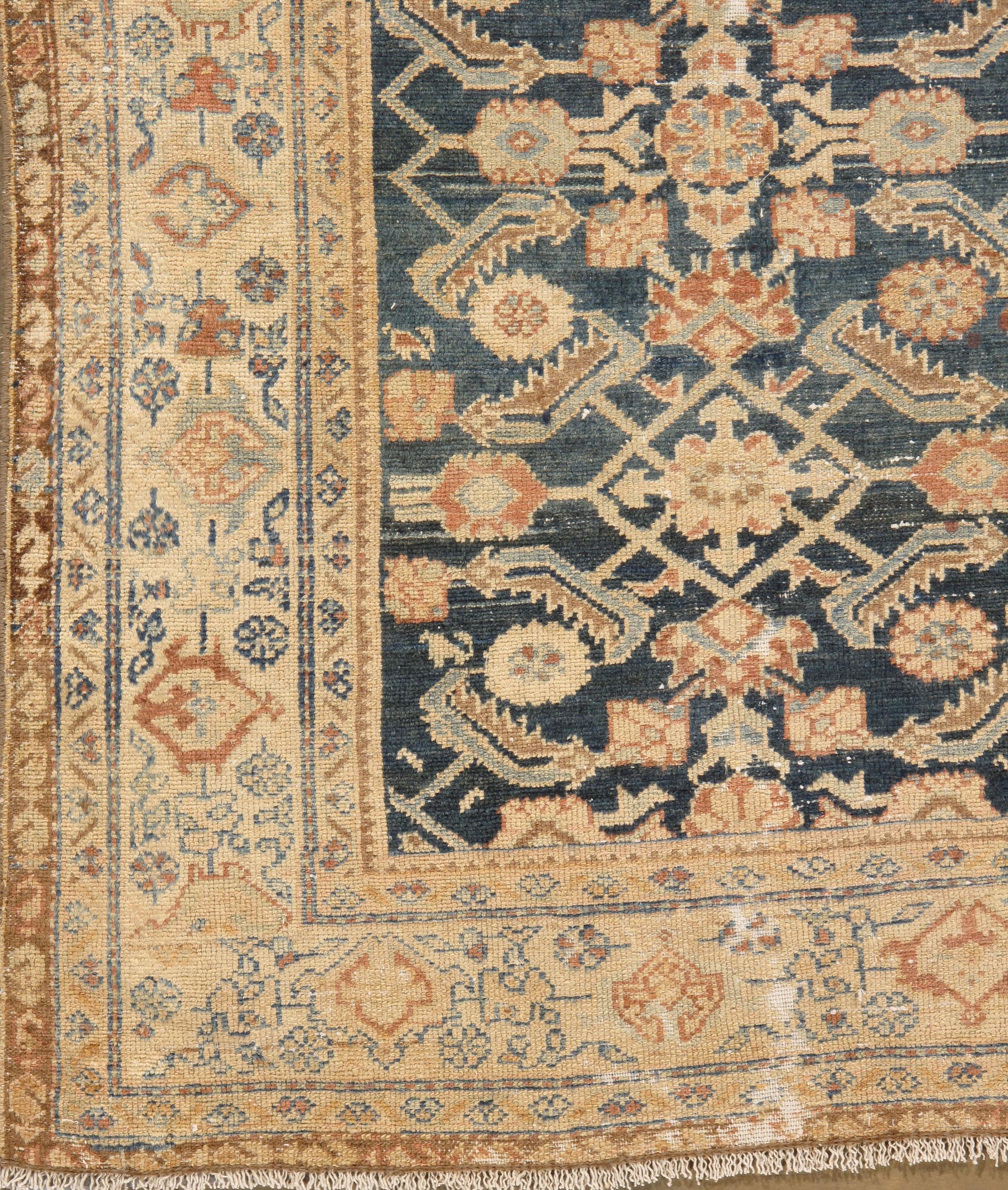 Antiker leicht bearbeiteter persischer Malayer-Teppich im Used-Look, um 1900, 4'4 x 5'5 im Zustand „Starke Gebrauchsspuren“ im Angebot in New York, NY