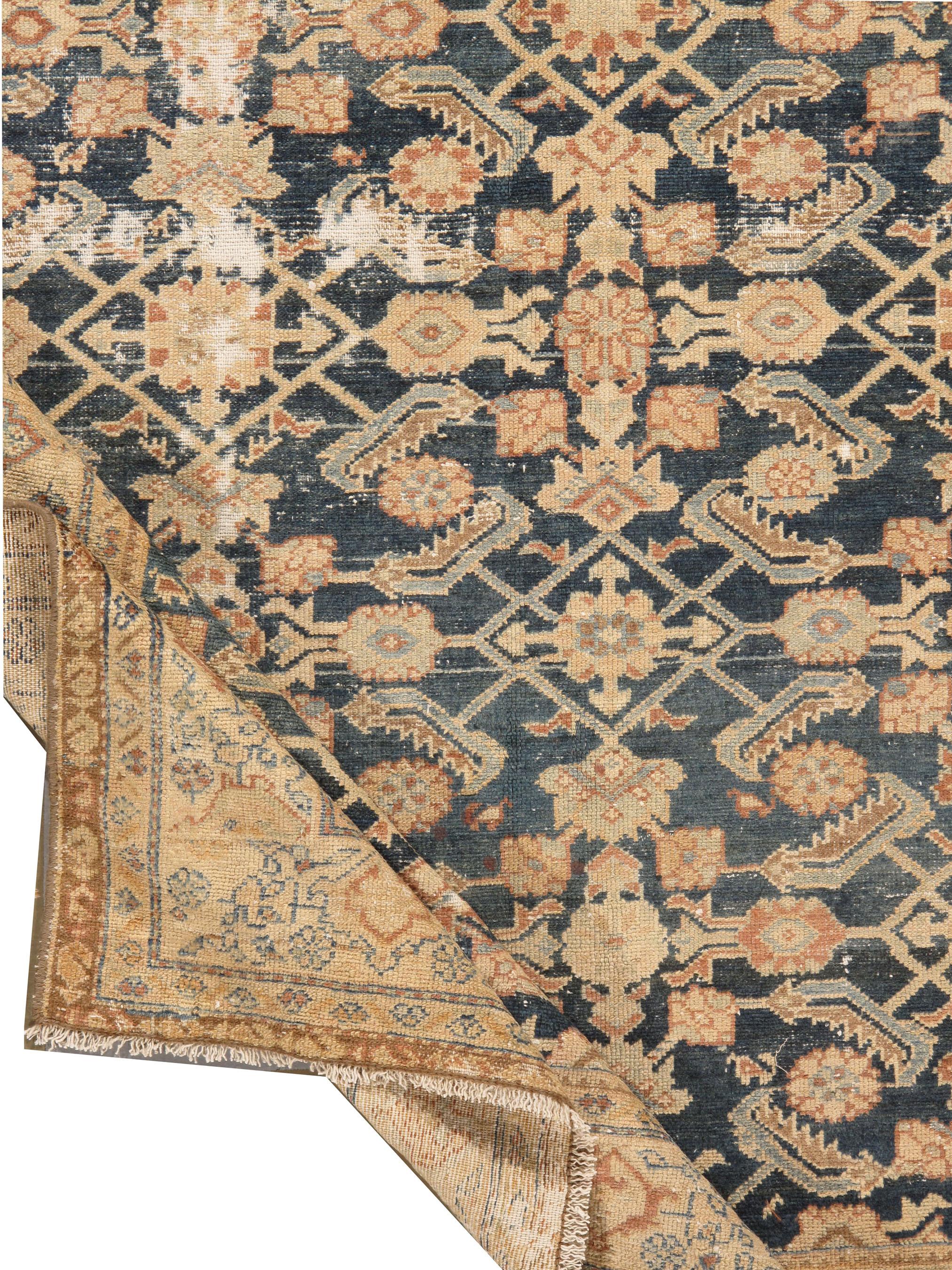 Antiker leicht bearbeiteter persischer Malayer-Teppich im Used-Look, um 1900, 4'4 x 5'5 (19. Jahrhundert) im Angebot