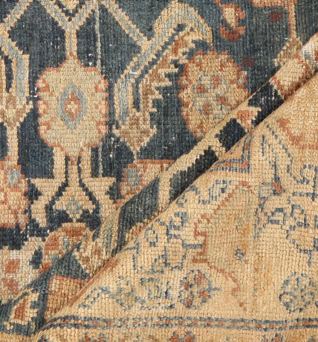 Antiker leicht bearbeiteter persischer Malayer-Teppich im Used-Look, um 1900, 4'4 x 5'5 im Angebot 1