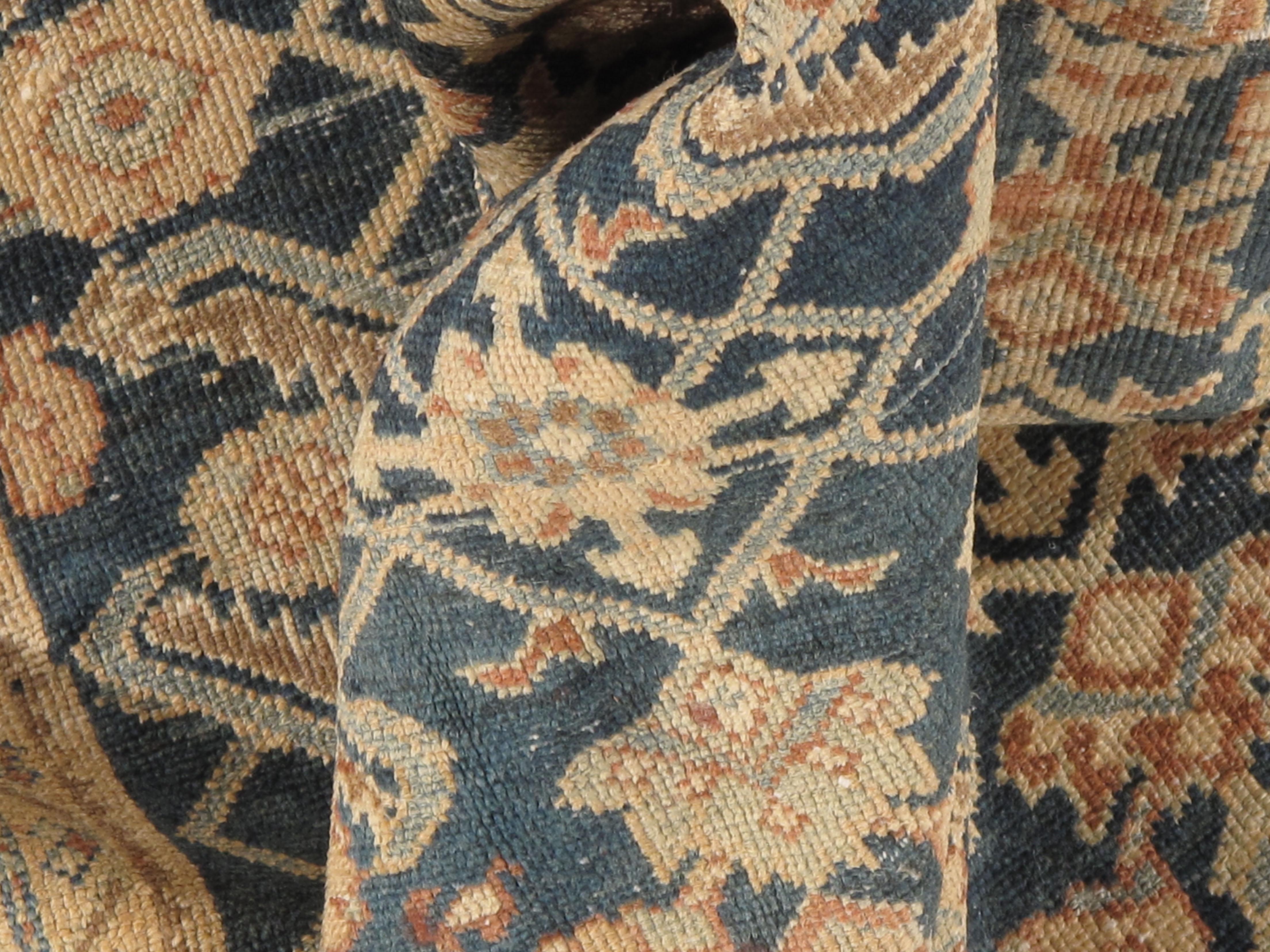 Antiker leicht bearbeiteter persischer Malayer-Teppich im Used-Look, um 1900, 4'4 x 5'5 im Angebot 2