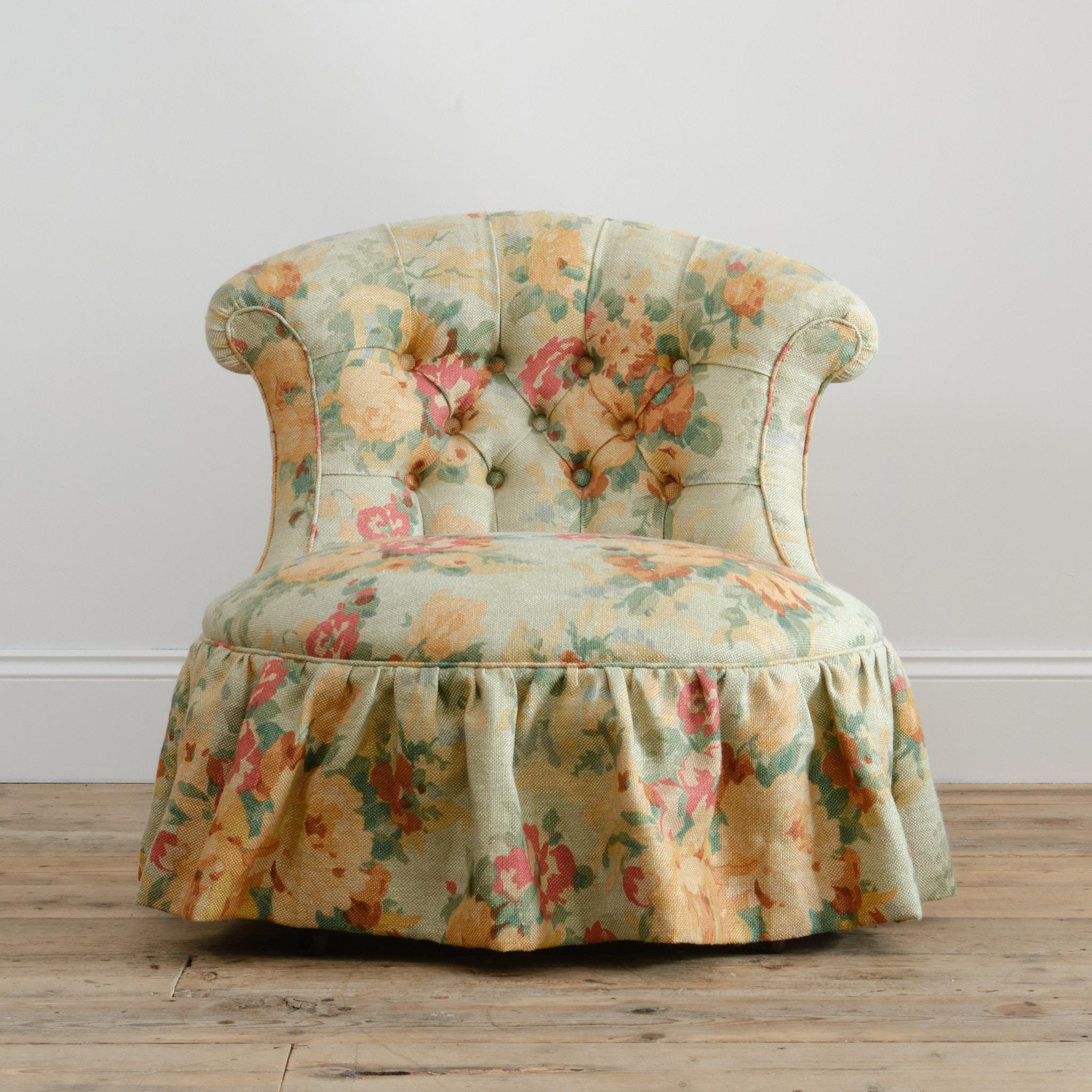 Une très belle chaise à pantoufles du milieu du 19e siècle. Il repose sur des pieds en noyer joliment tournés, avec les roulettes d'origine en laiton de Cope & Collinson. 

Newley rembourré par en lin imprimé vintage Mulberry

Hauteur d'assise de 37