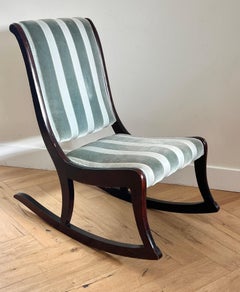 Antiker Schaukelstuhl im Slipper-Stil aus Kirschbaumholz und blauem Samt, spätes 19. Jahrhundert.