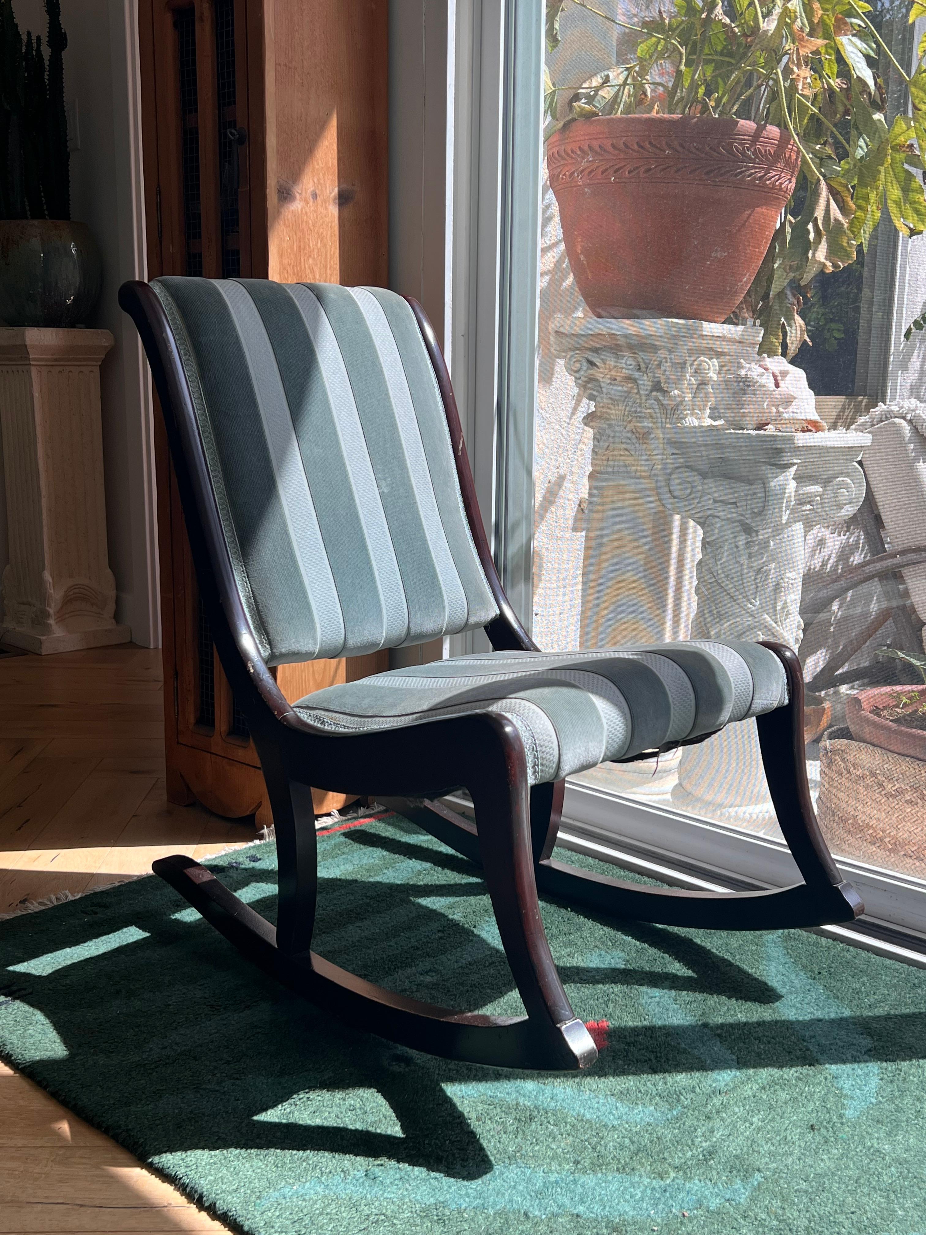 American Craftsman Fauteuil à bascule ancien en bois de cerisier et velours bleu, fin du 19e siècle en vente