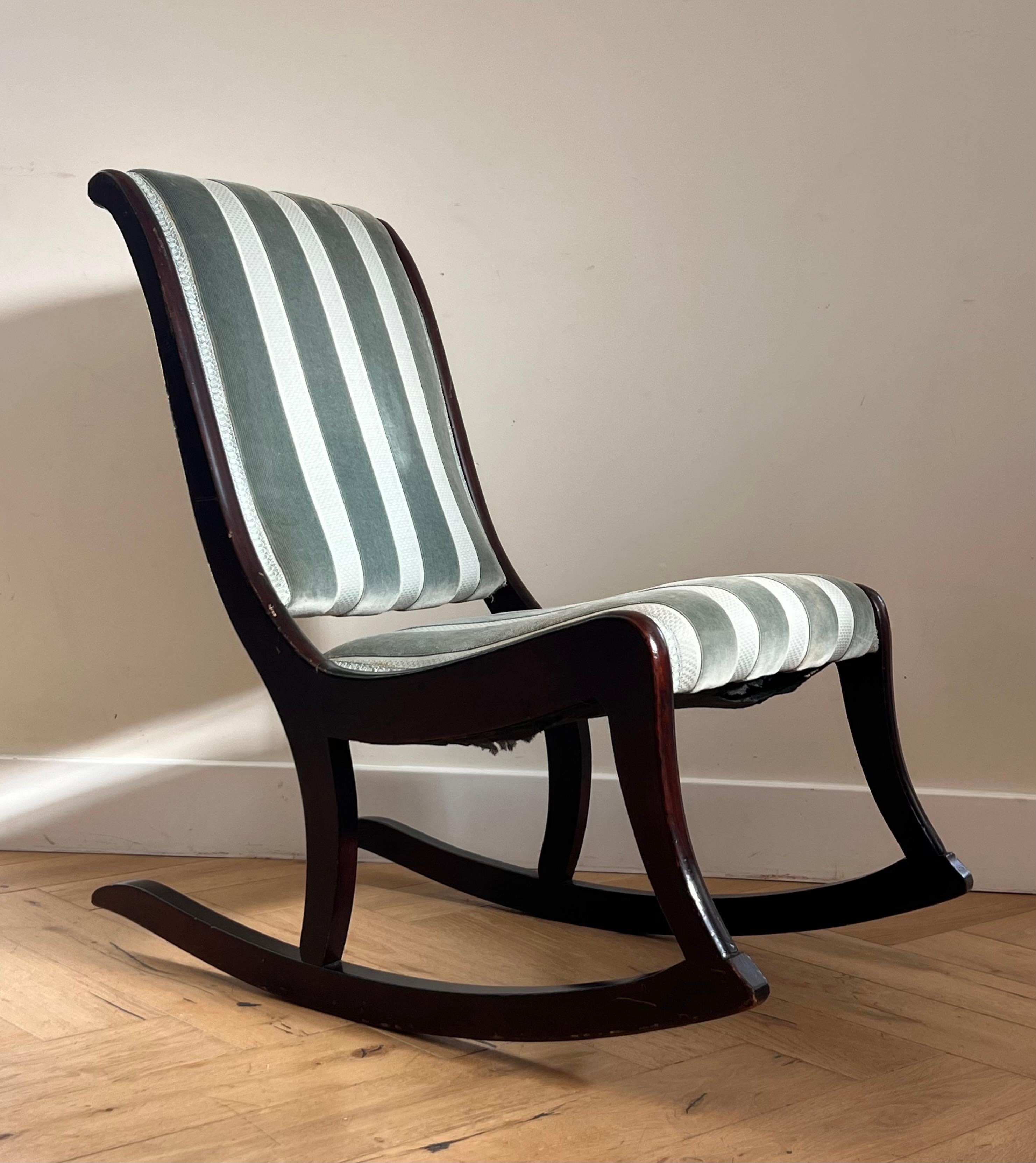 Américain Fauteuil à bascule ancien en bois de cerisier et velours bleu, fin du 19e siècle en vente