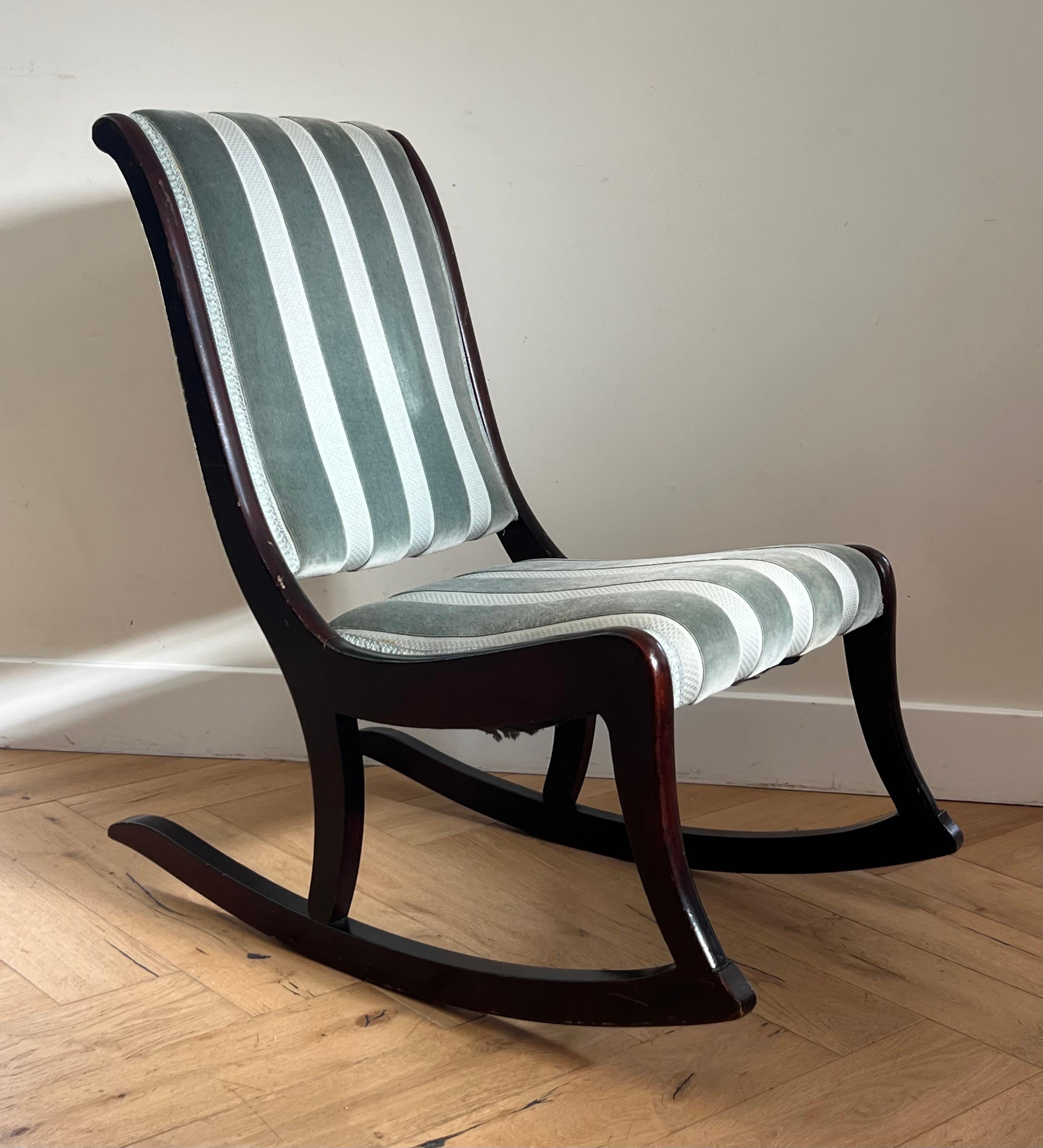 Tissu Fauteuil à bascule ancien en bois de cerisier et velours bleu, fin du 19e siècle en vente