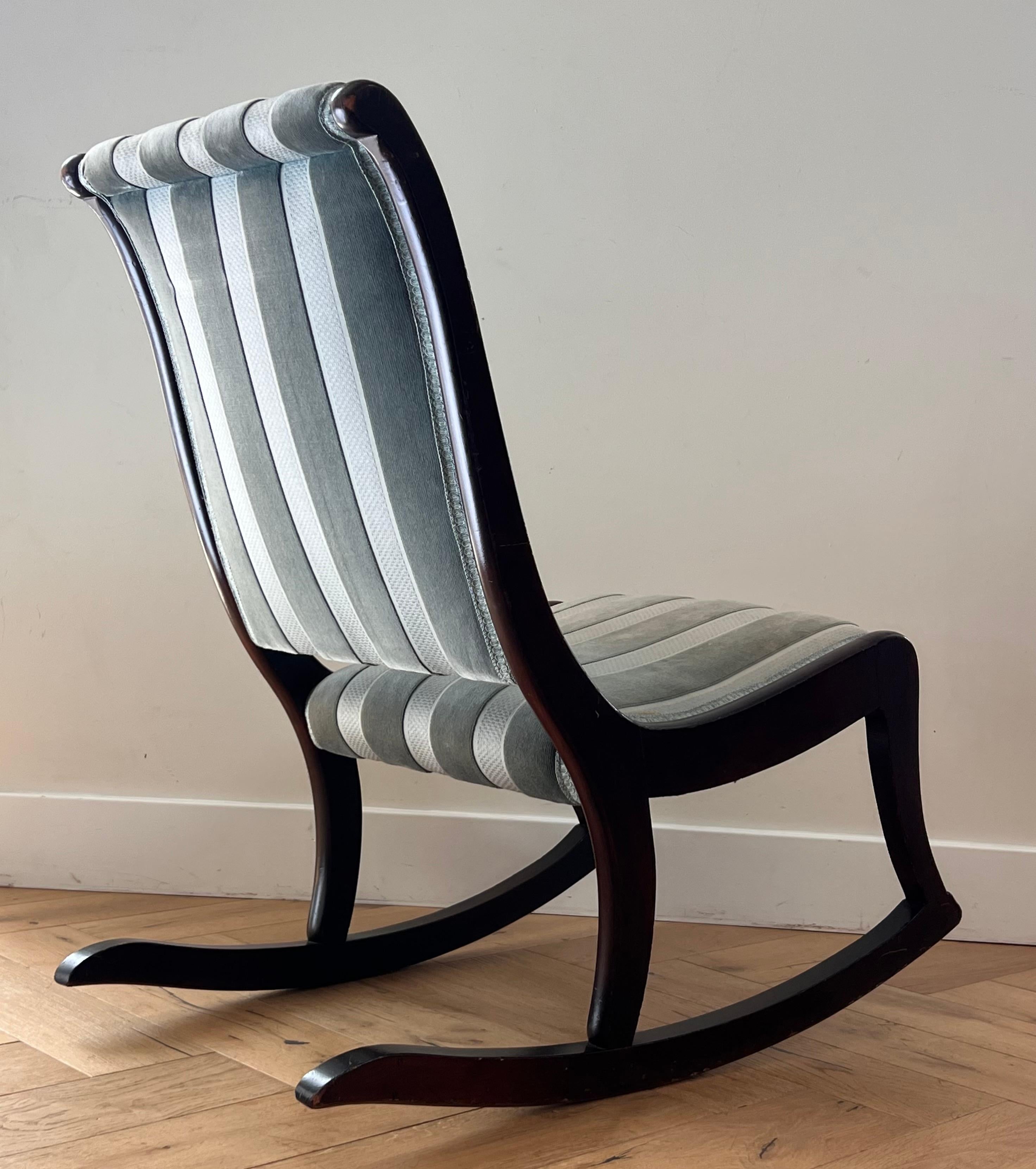 Fauteuil à bascule ancien en bois de cerisier et velours bleu, fin du 19e siècle en vente 1