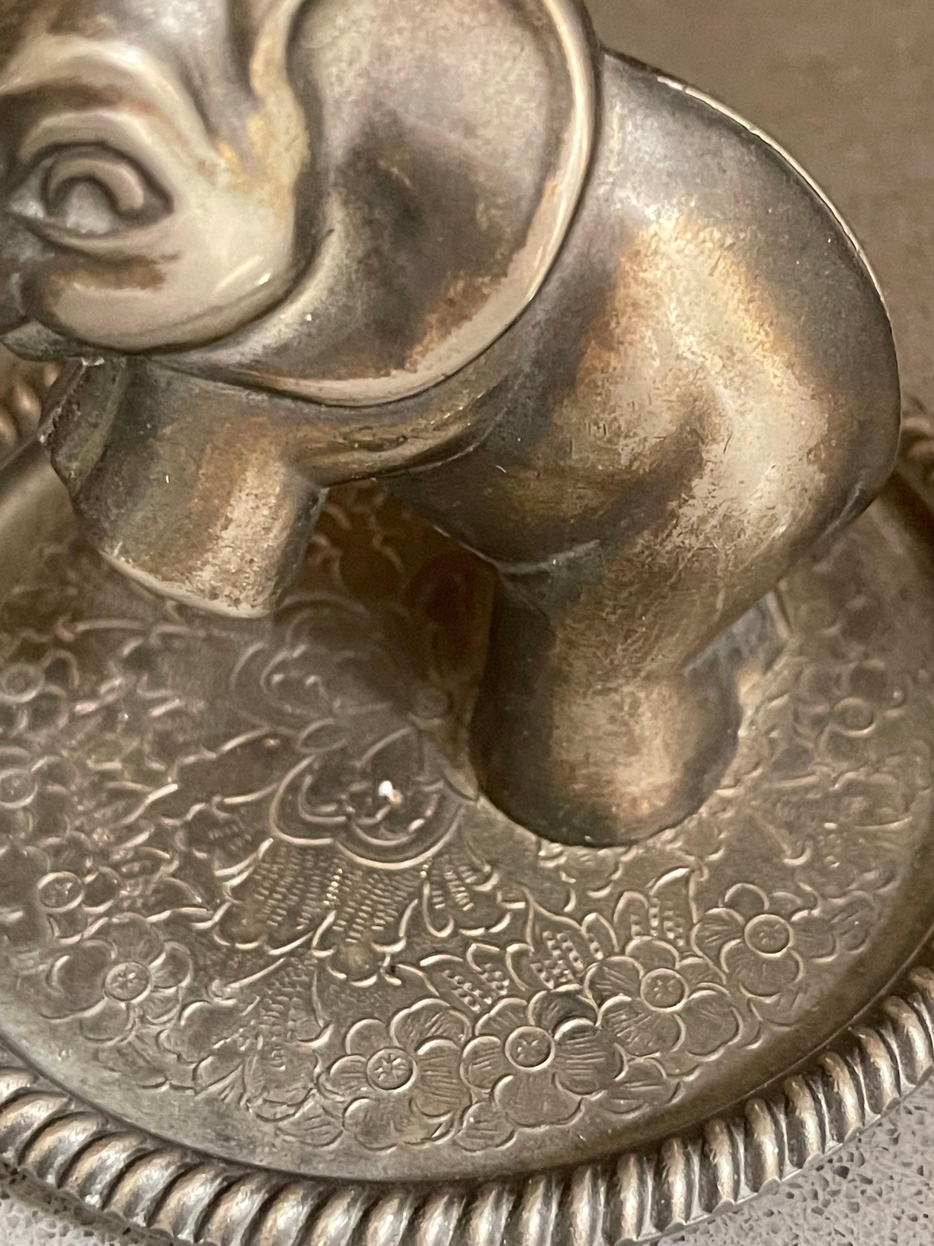 Ajoutez une touche de charme vintage à votre collection de bijoux avec ce magnifique porte-bagues éléphant. Fabriqué en métal de haute qualité et plaqué argent, il est le complément idéal de tout organiseur de bijoux. La forme élégante de