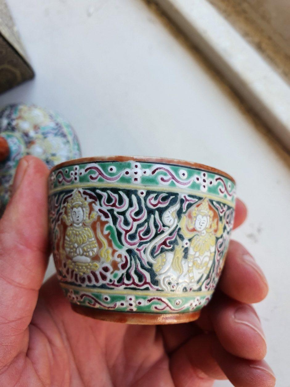 Antique Small 18/19C Chinese Porcelain Thai Bencharong Jar Thepphanom with No In Excellent Condition In Amsterdam, Noord Holland