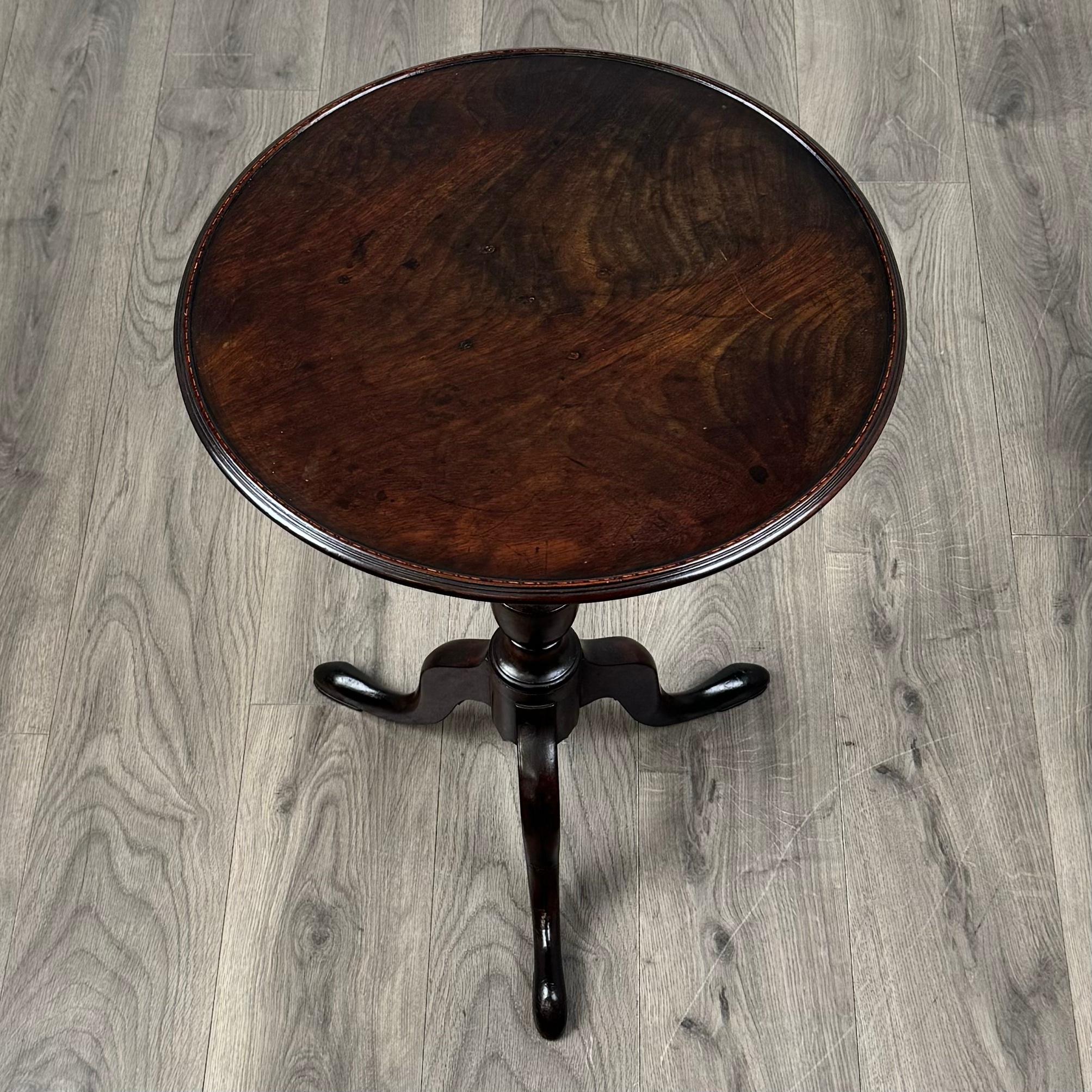 British Antique Small 18th Century Fine Quality Tripod Table ( REF AF-3428 ) For Sale