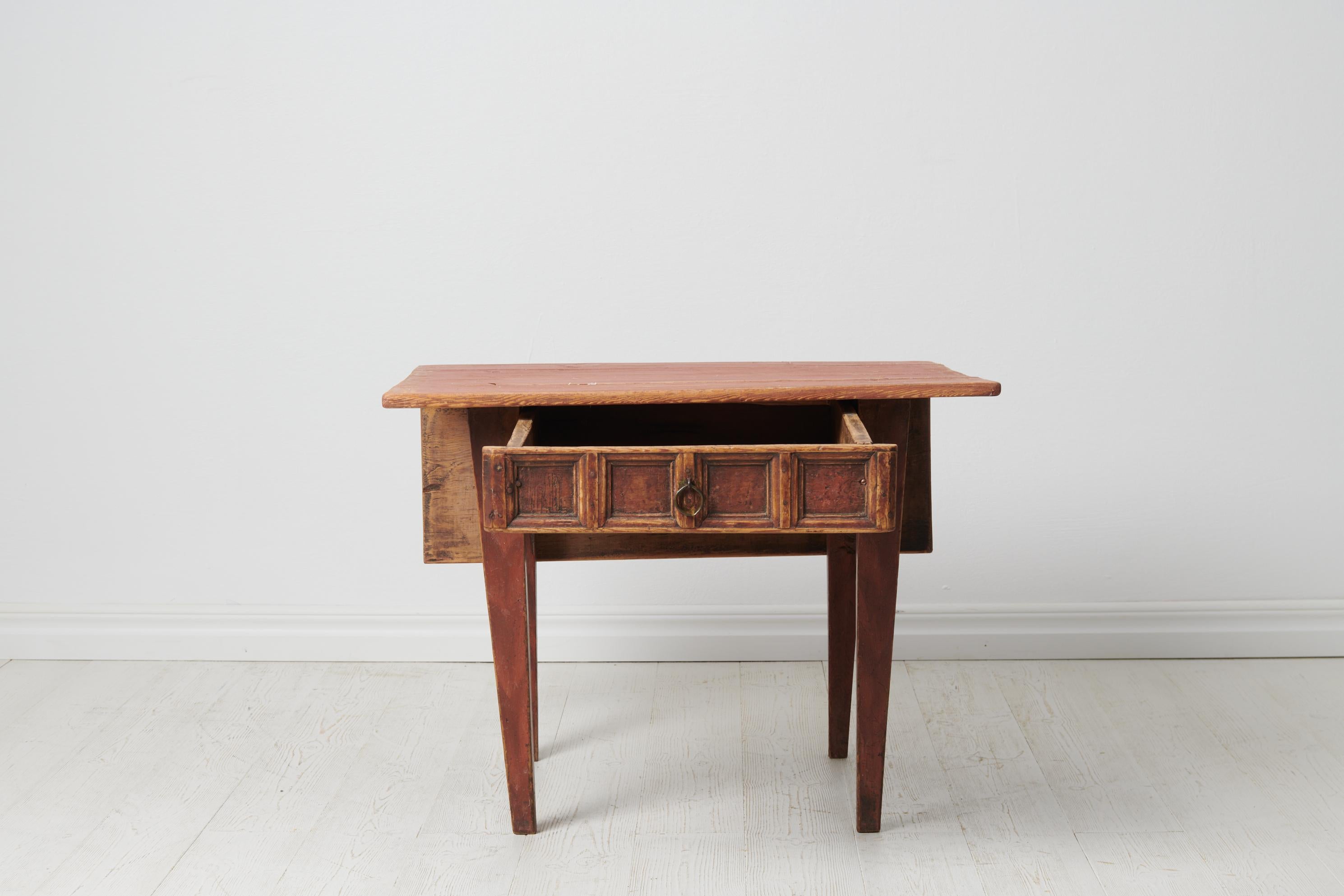 Artisanat Petite et charmante table d'artisanat suédoise ancienne en vente