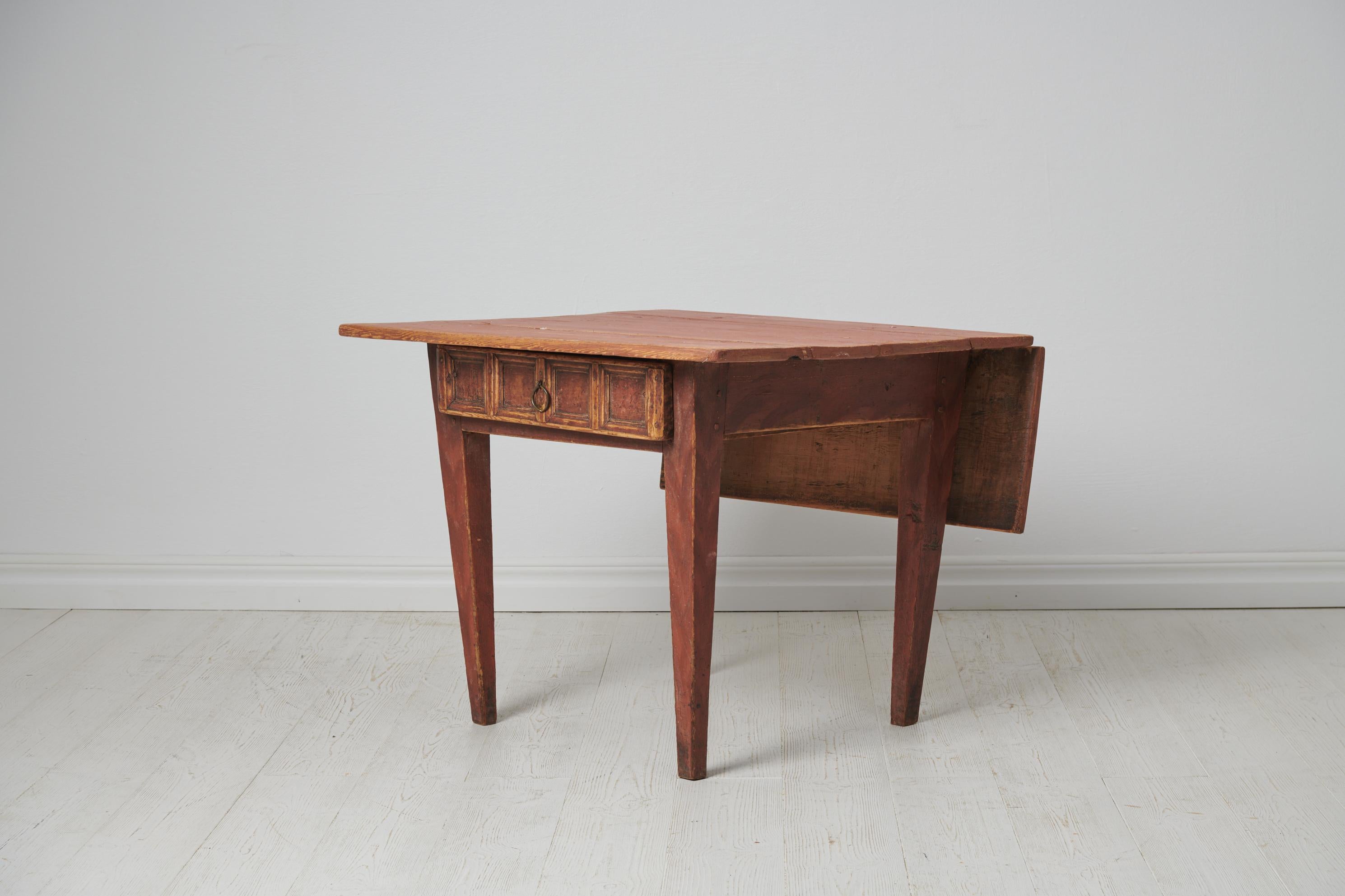 Antique Small Charming Northern Swedish Folk Art Table  In Good Condition For Sale In Kramfors, SE