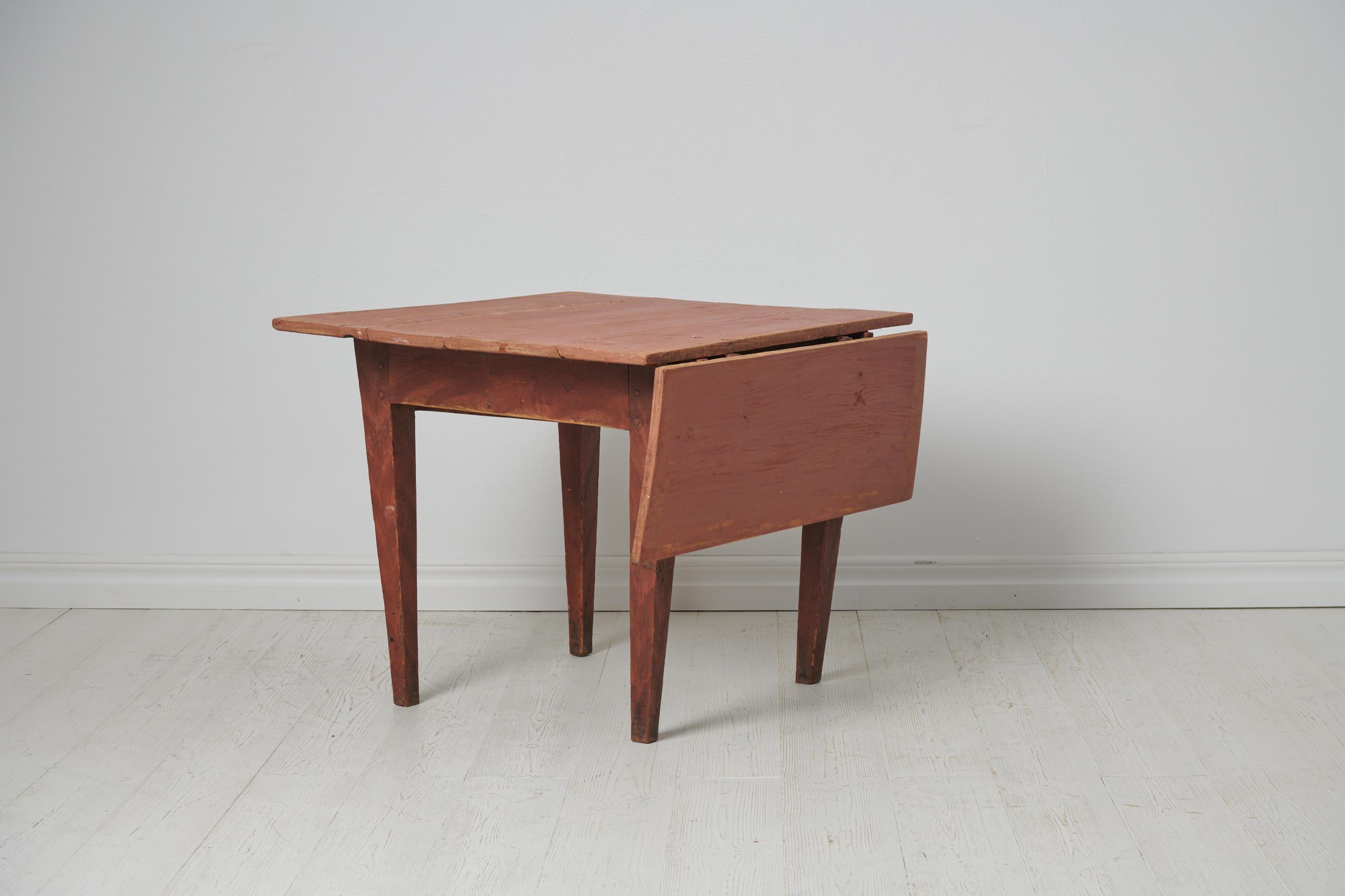Petite et charmante table d'artisanat suédoise ancienne  Bon état - En vente à Kramfors, SE