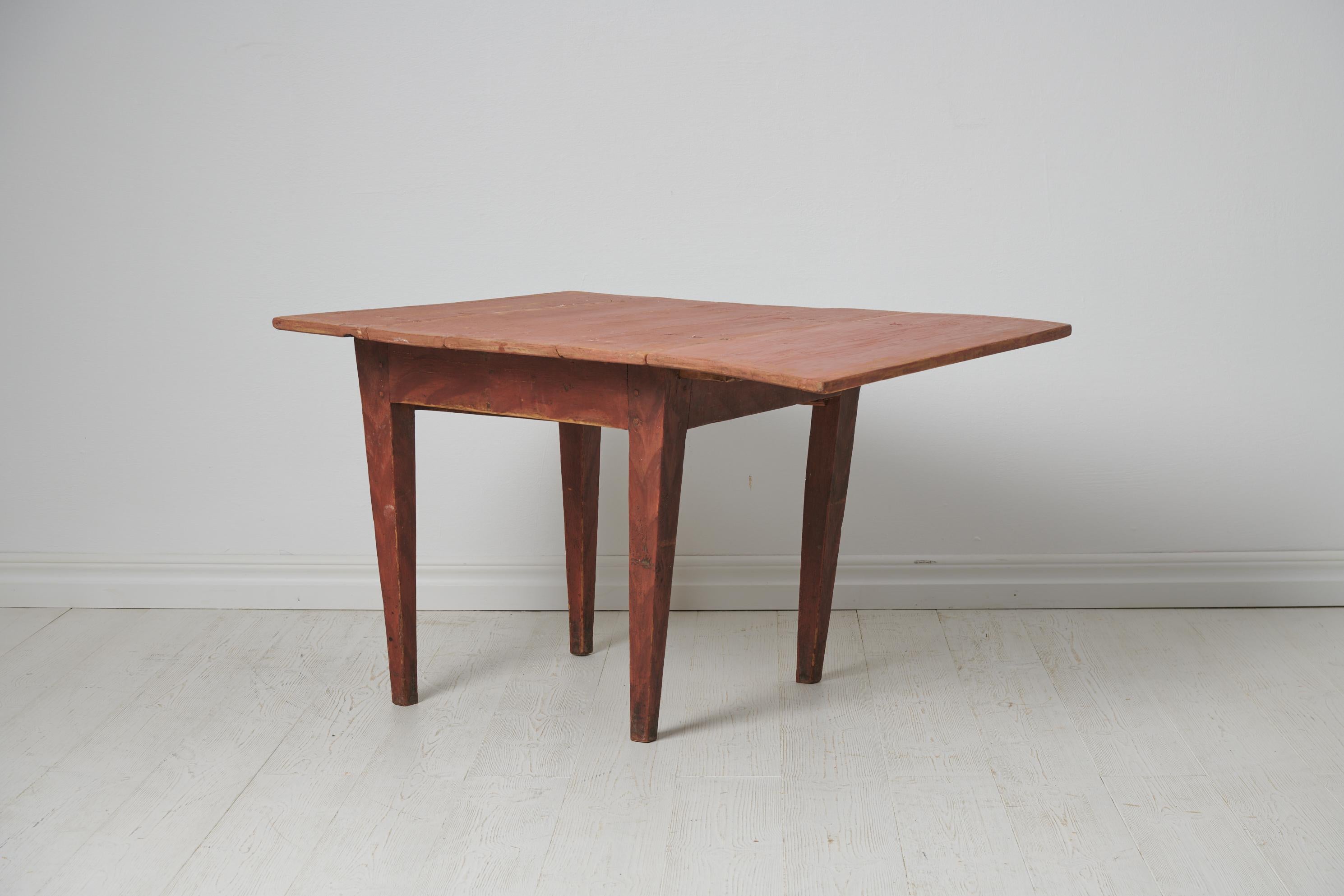 XVIIIe siècle Petite et charmante table d'artisanat suédoise ancienne  en vente