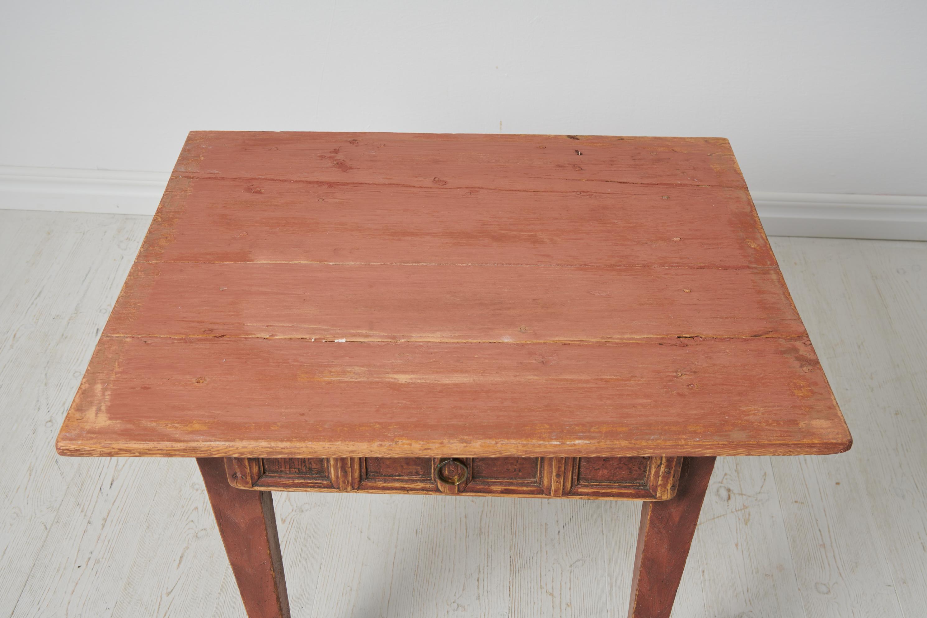 Petite et charmante table d'artisanat suédoise ancienne  en vente 1