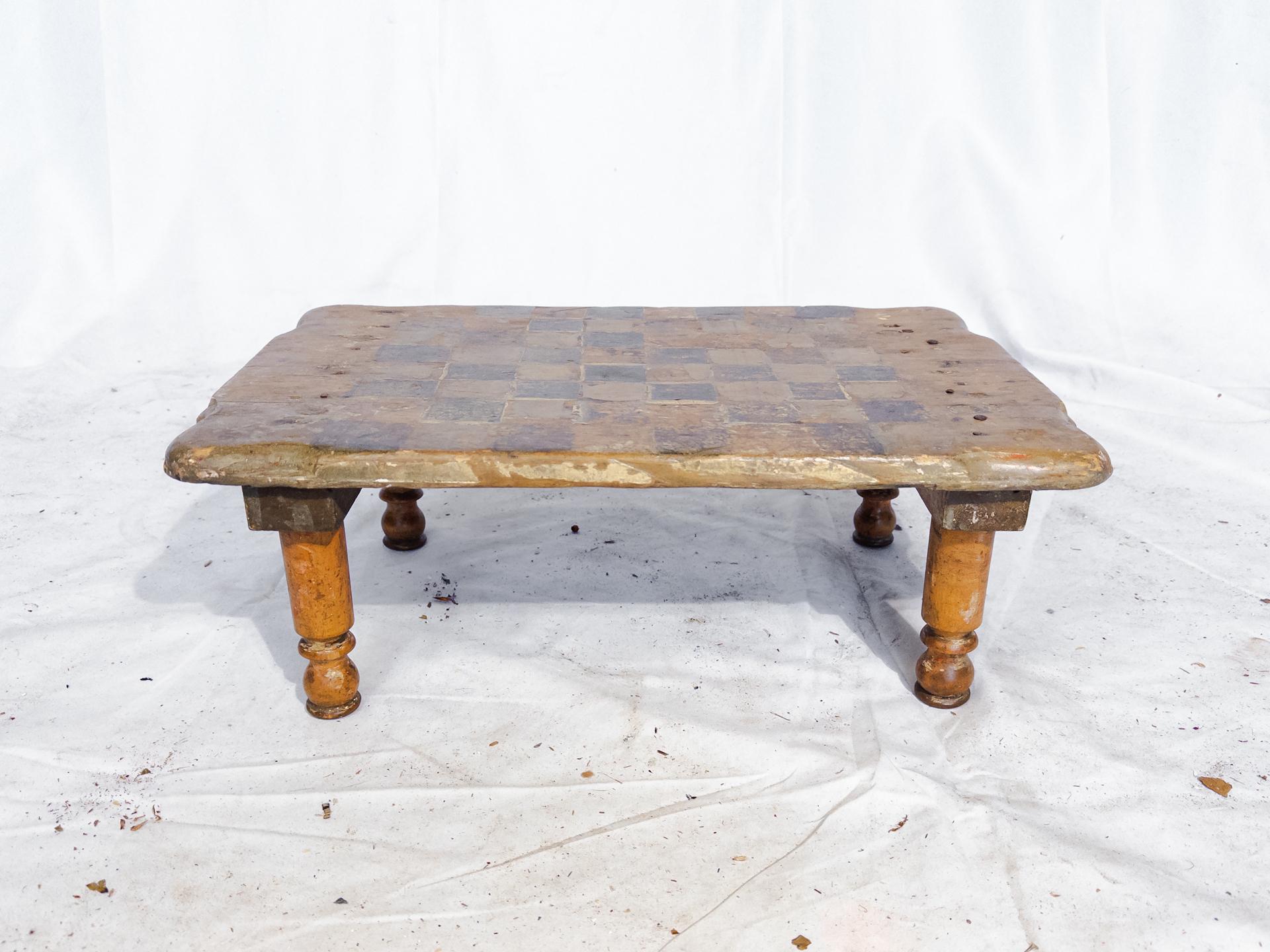 Antiker kleiner Schachbretttisch / Schachbrett (Holz) im Angebot