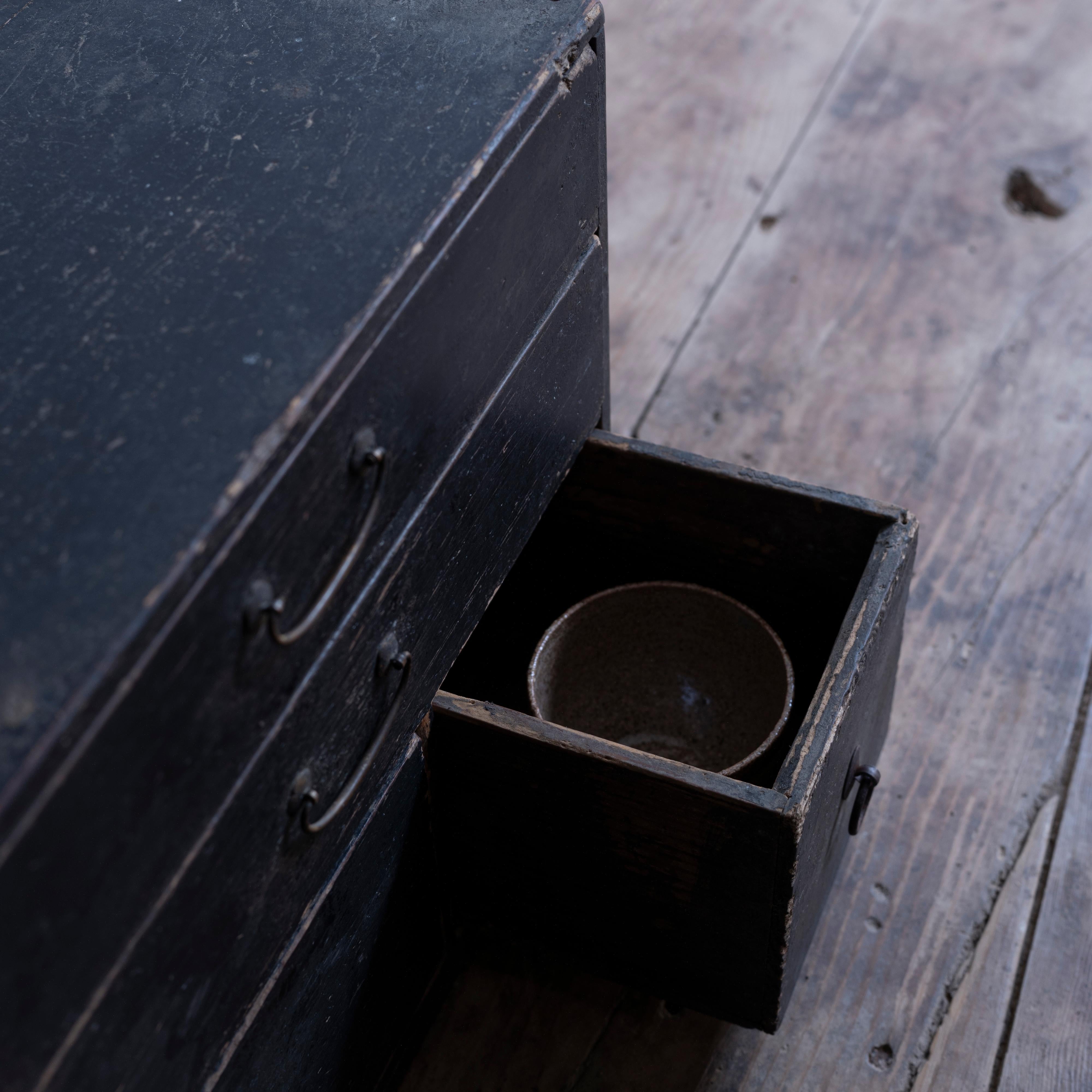 Antike kleine Kommode aus dem 19. Jahrhundert, Japan im Zustand „Gut“ im Angebot in Edogawa-ku Tokyo, JP