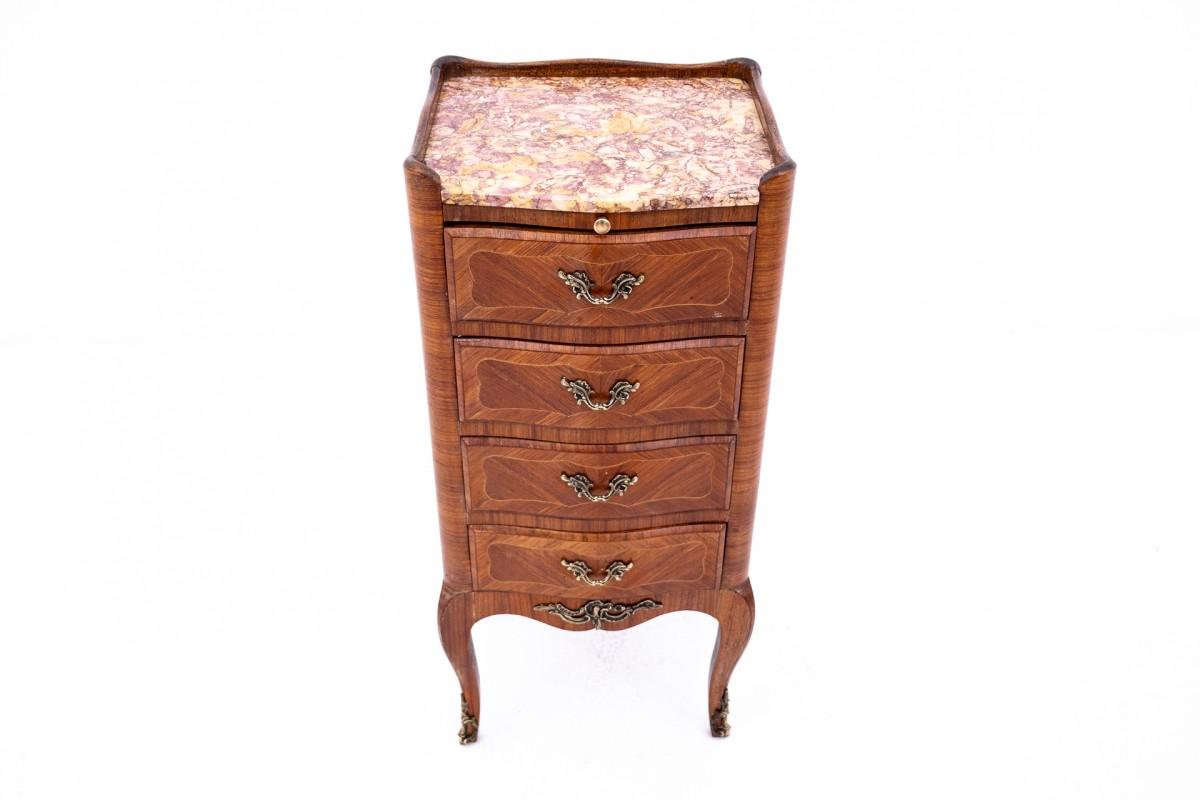 Eine kleine Chiffonier-Kommode im französischen Stil aus der Wende vom 19. zum 20. Jahrhundert ist ein charmantes Möbelstück, das Eleganz und Funktionalität vereint. Die Kommode verfügt über vier praktische Schubladen und einen kleinen, abnehmbaren