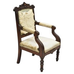 Petit fauteuil de salon vintage pour enfant, de style Eastlake victorien, en noyer sculpté, effet vieilli
