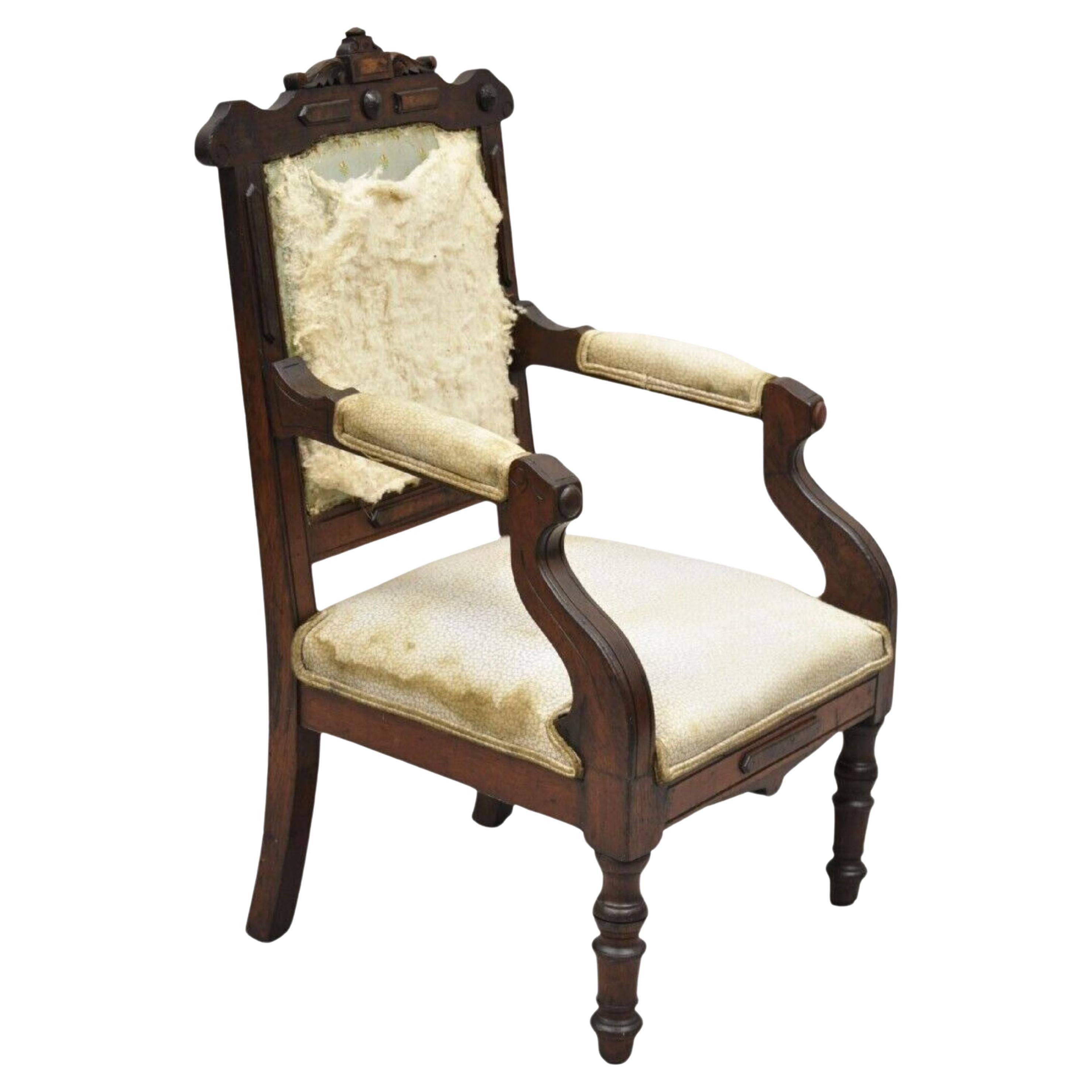 Antiker viktorianischer kleiner Kinder- Eastlake-Salon-Sessel aus geschnitztem Nussbaumholz