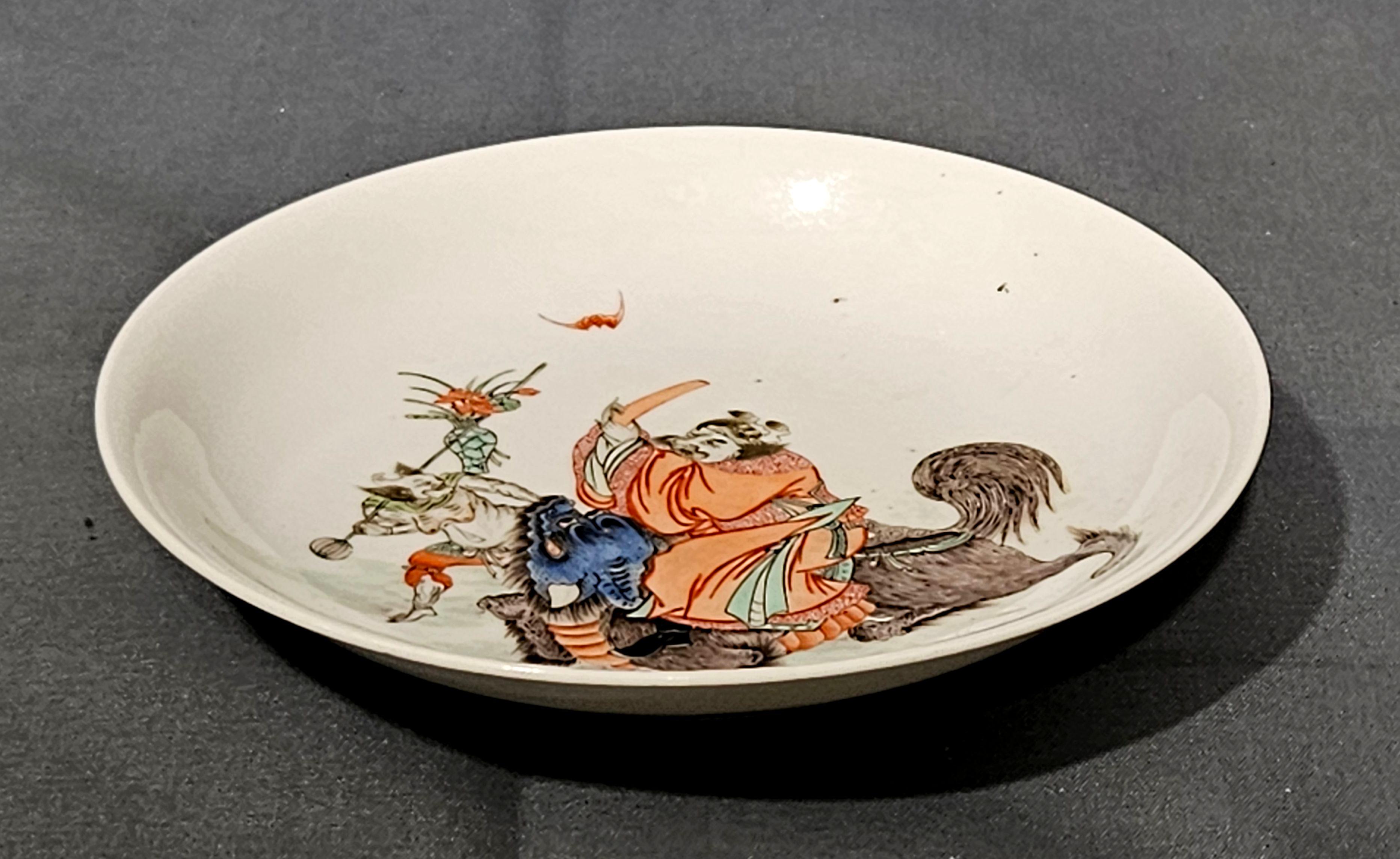Antiker kleiner chinesischer Teller in Famille Rose, 19. im Angebot 3