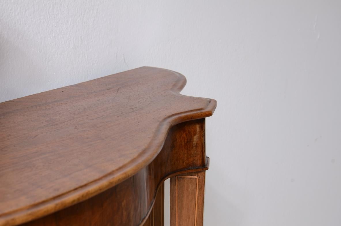 Antike Kleine Konsole aus Nussbaum, um 1850 im Zustand „Hervorragend“ im Angebot in Milano, IT