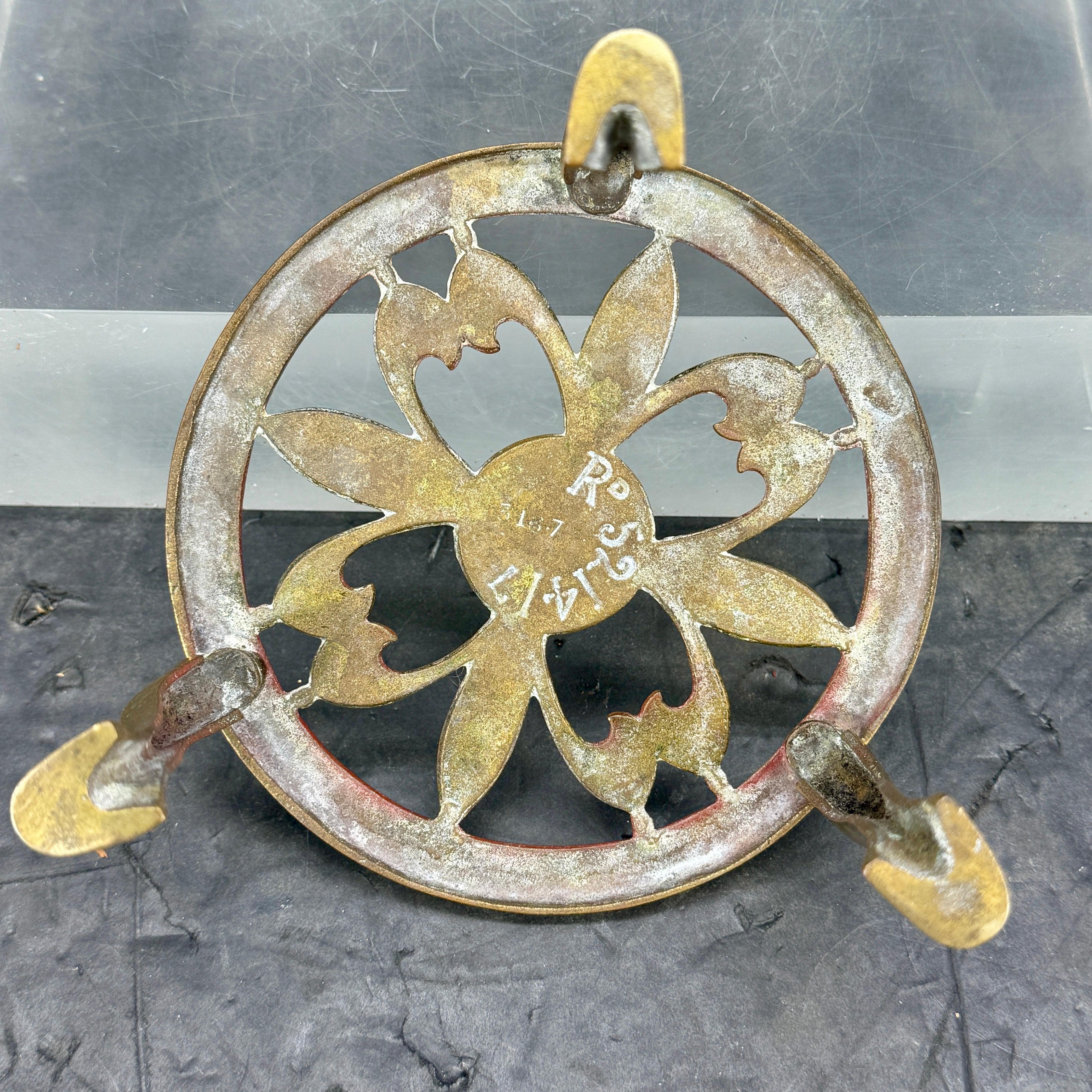 Petit trépied rond en laiton anglais ancien à trois pieds en vente 2