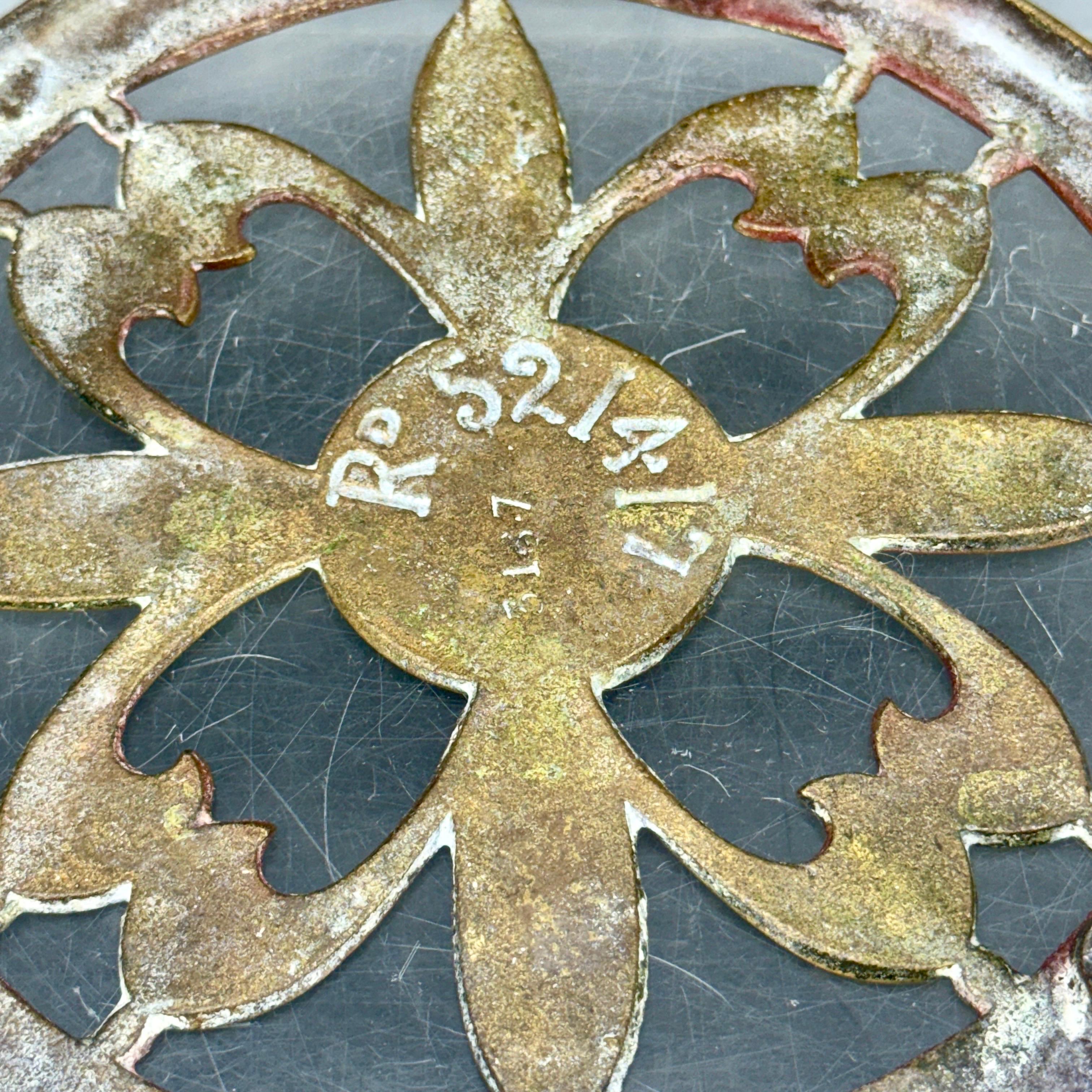 Petit trépied rond en laiton anglais ancien à trois pieds en vente 3