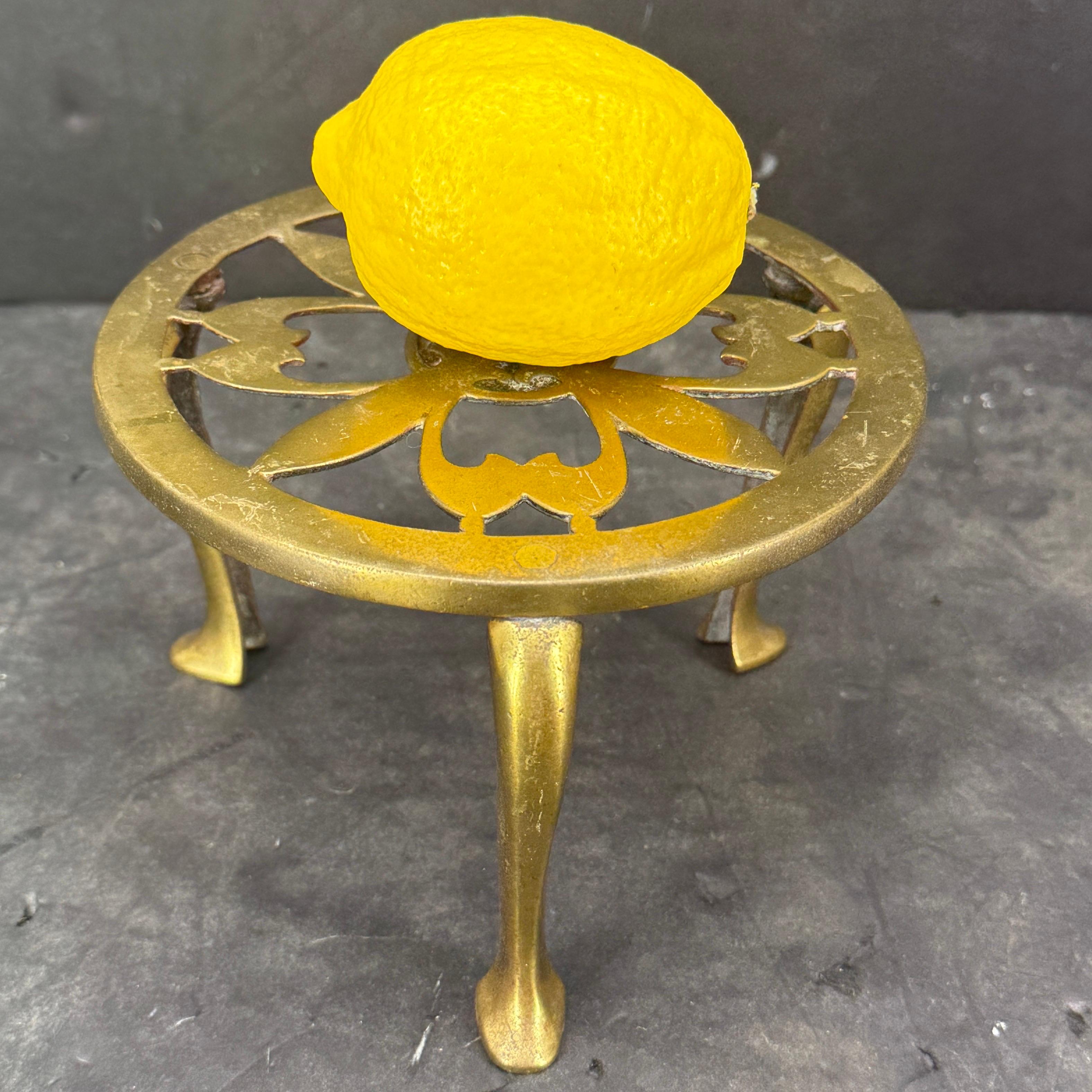 Dessous de plat anglais ancien en laiton du début du 19e siècle. Il s'agit certainement d'un clin d'œil élégant aux temps anciens et d'un excellent élément décoratif dans une cuisine ou à côté d'une cheminée pour garder les assiettes et les plats au