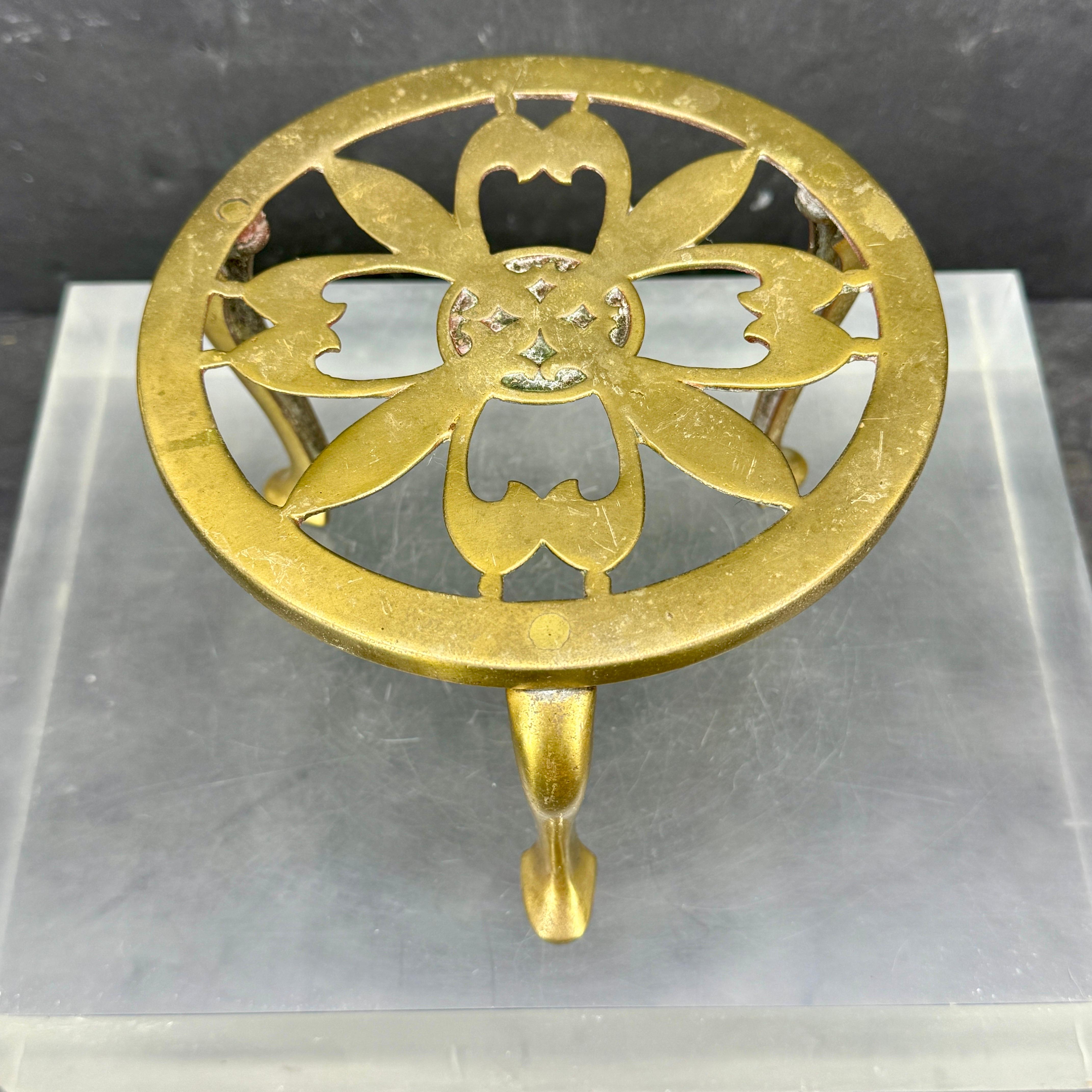 Empire Petit trépied rond en laiton anglais ancien à trois pieds en vente