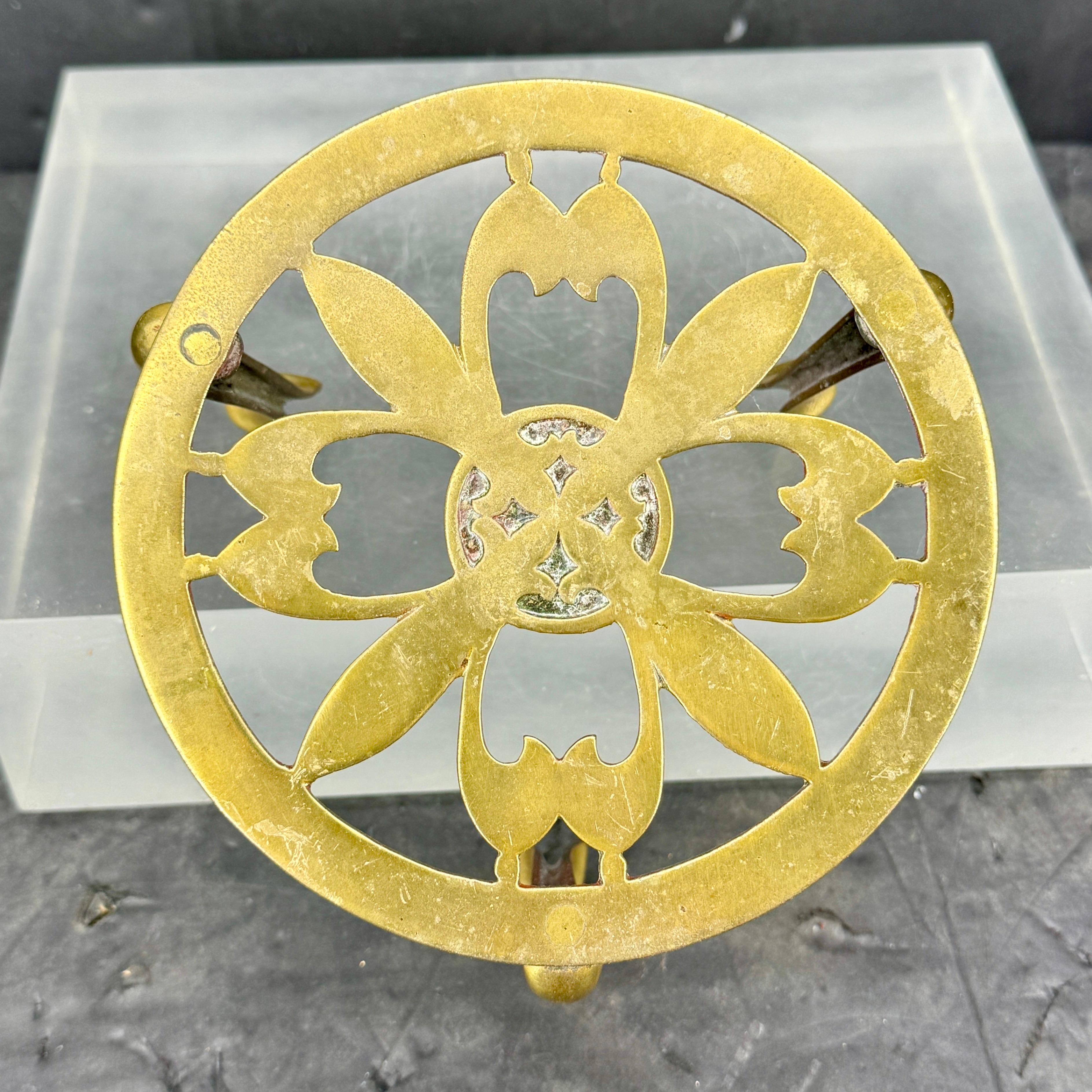 Anglais Petit trépied rond en laiton anglais ancien à trois pieds en vente