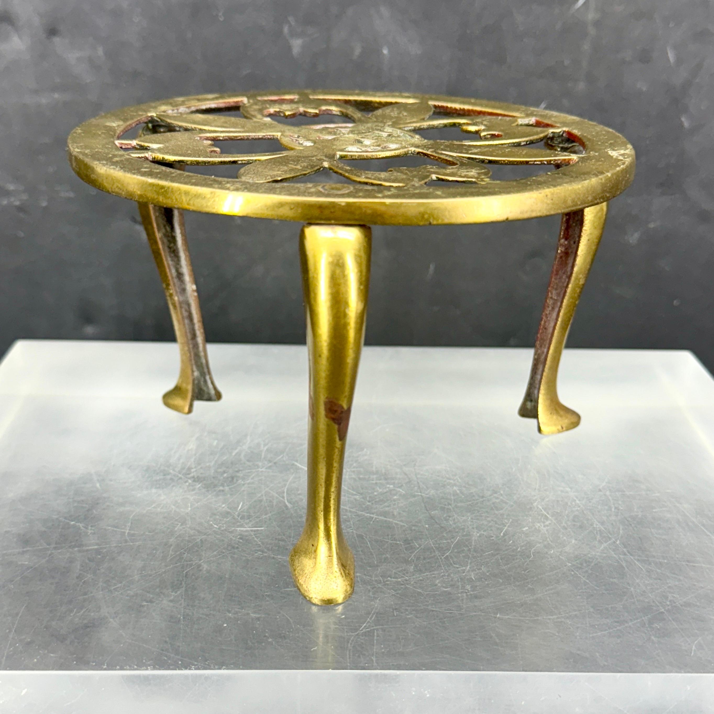 Fait main Petit trépied rond en laiton anglais ancien à trois pieds en vente