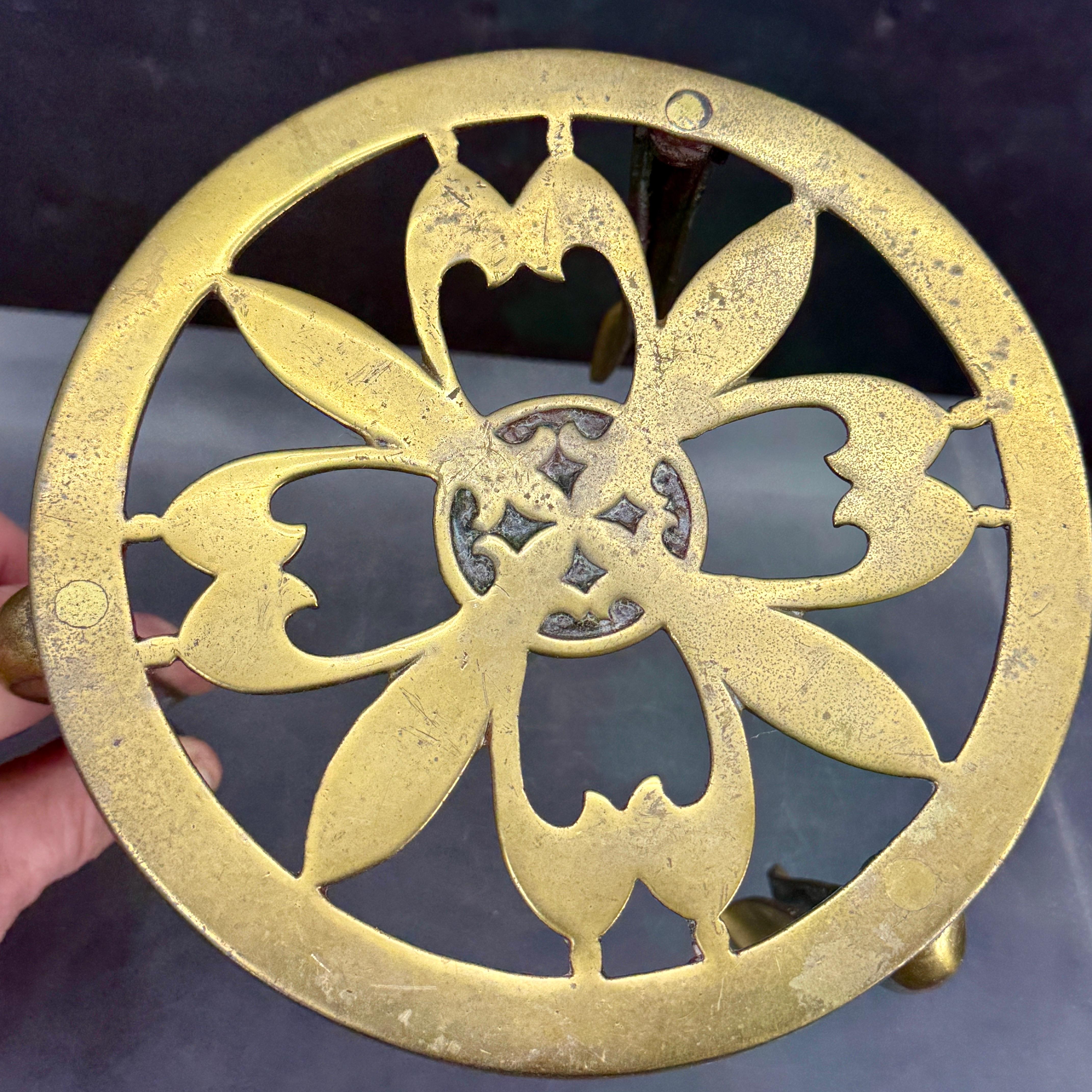 Petit trépied rond en laiton anglais ancien à trois pieds Bon état - En vente à Haddonfield, NJ