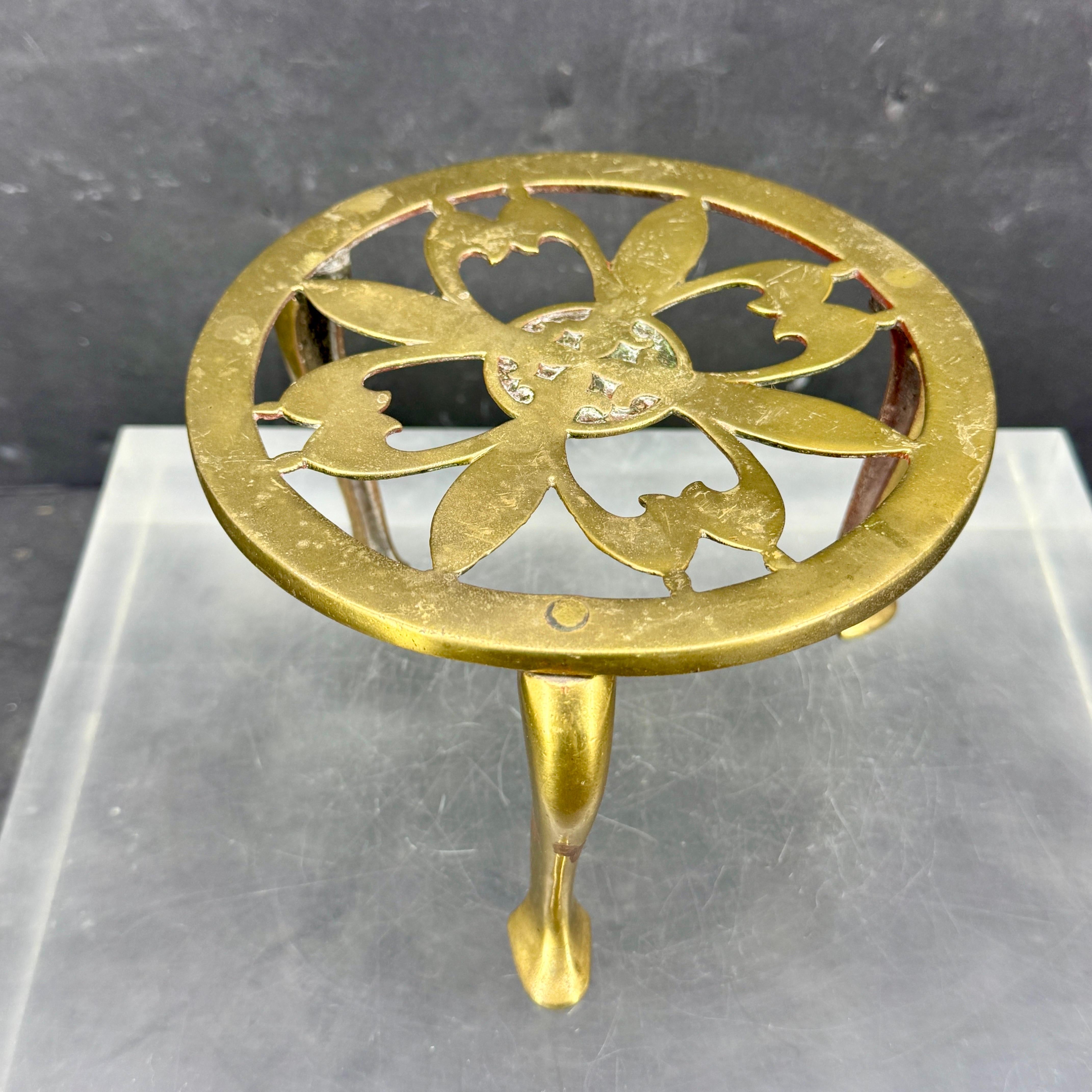 XIXe siècle Petit trépied rond en laiton anglais ancien à trois pieds en vente