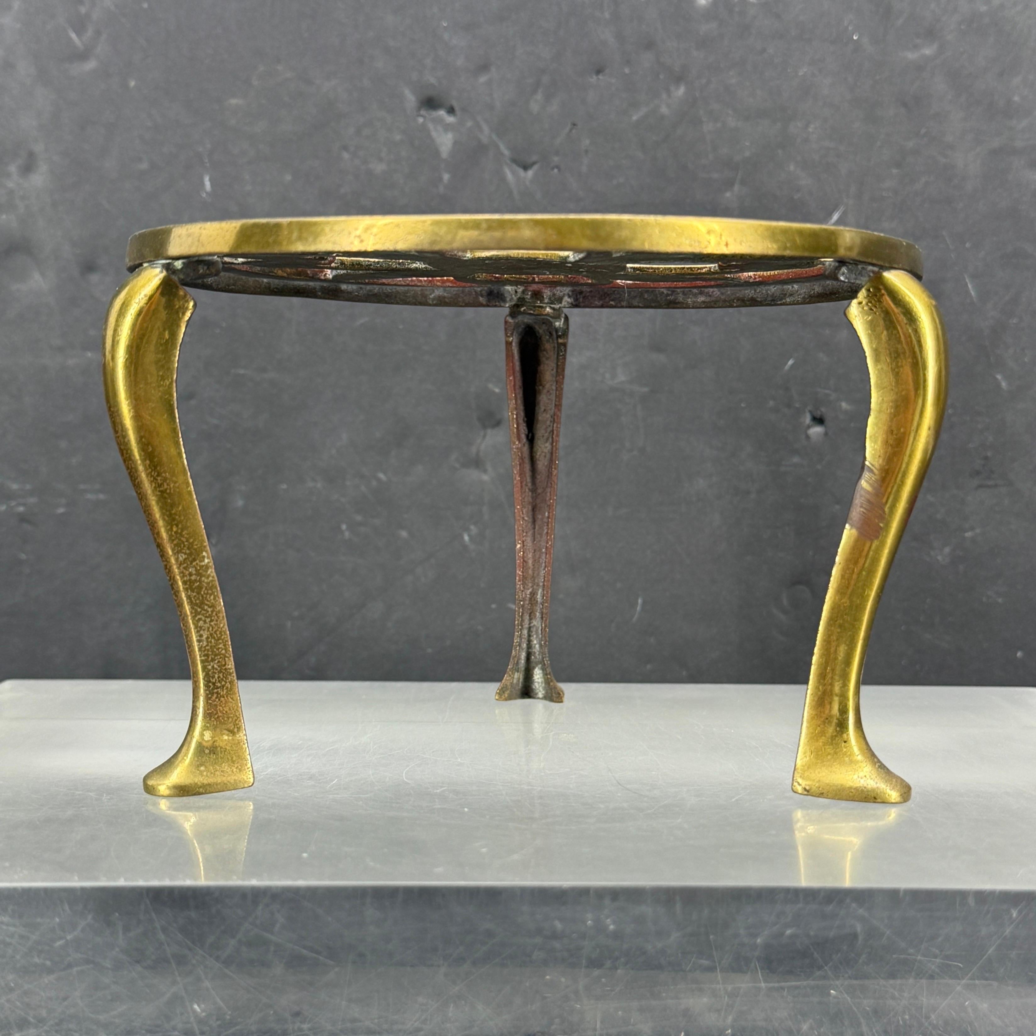 Laiton Petit trépied rond en laiton anglais ancien à trois pieds en vente