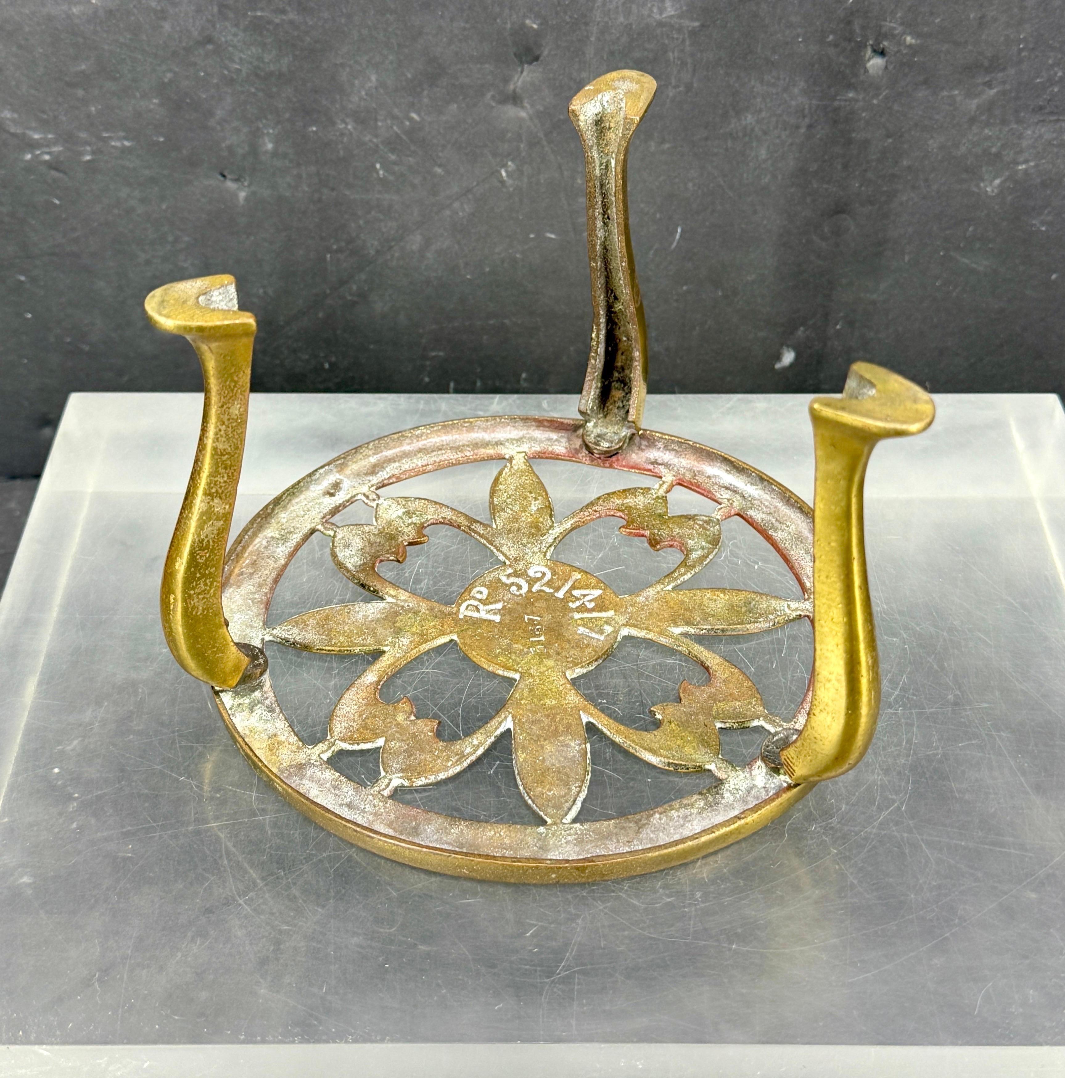 Petit trépied rond en laiton anglais ancien à trois pieds en vente 1