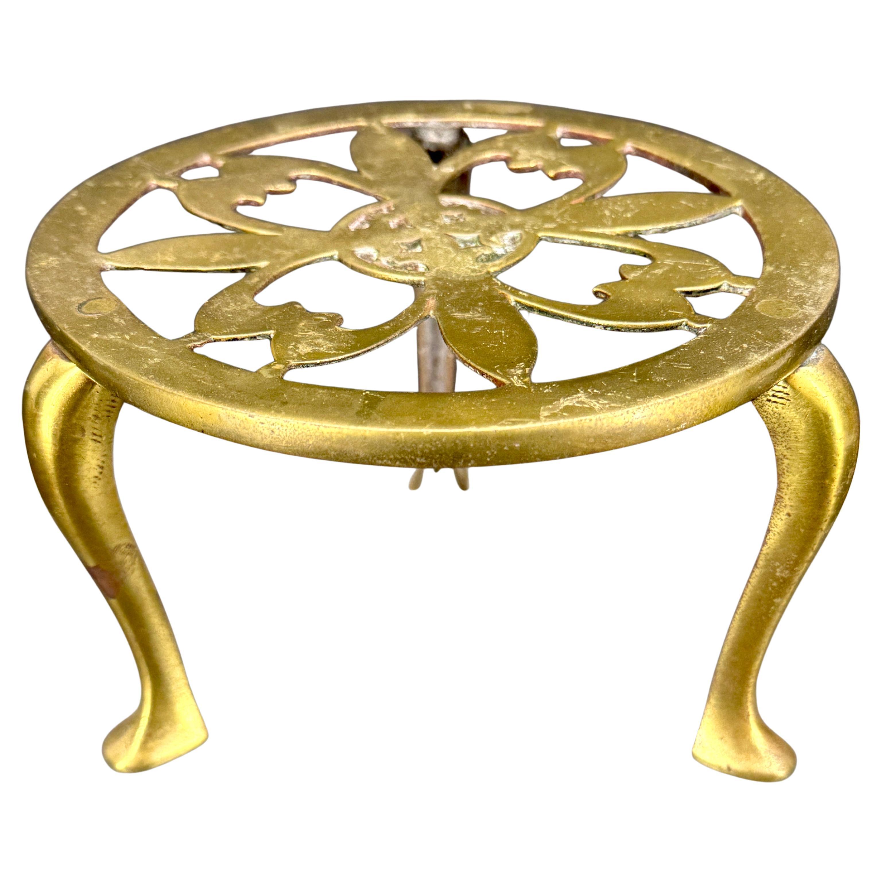 Antico piccolo sottopentola inglese in ottone a tre gambe