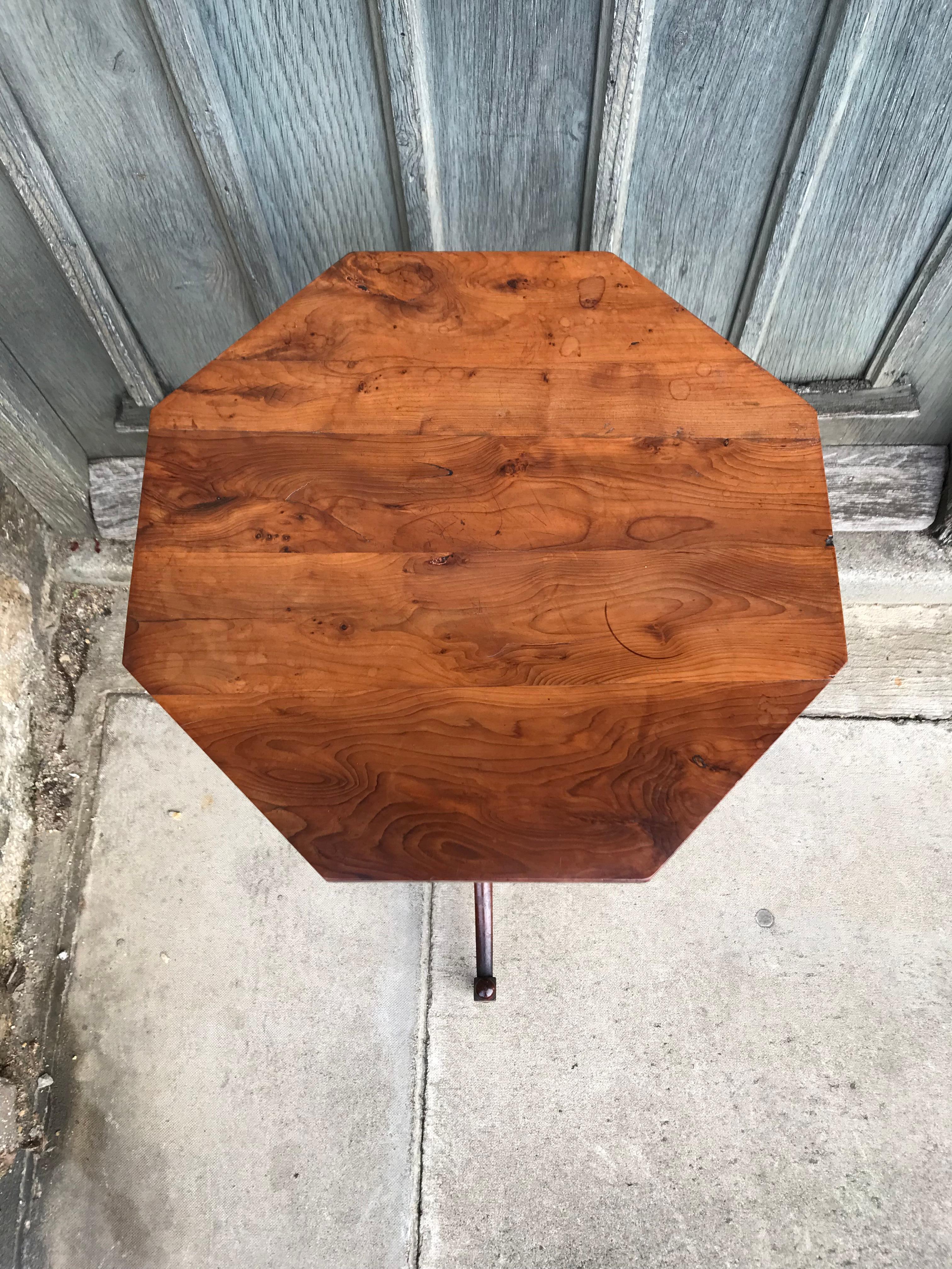 Antique English Regency small yew wood tripod table/kettle stand with a slender hexagonal top which rests on an ornate turned column, standing on fine swept sabre legs, finishing with square turned feet. This useful occasional table has an