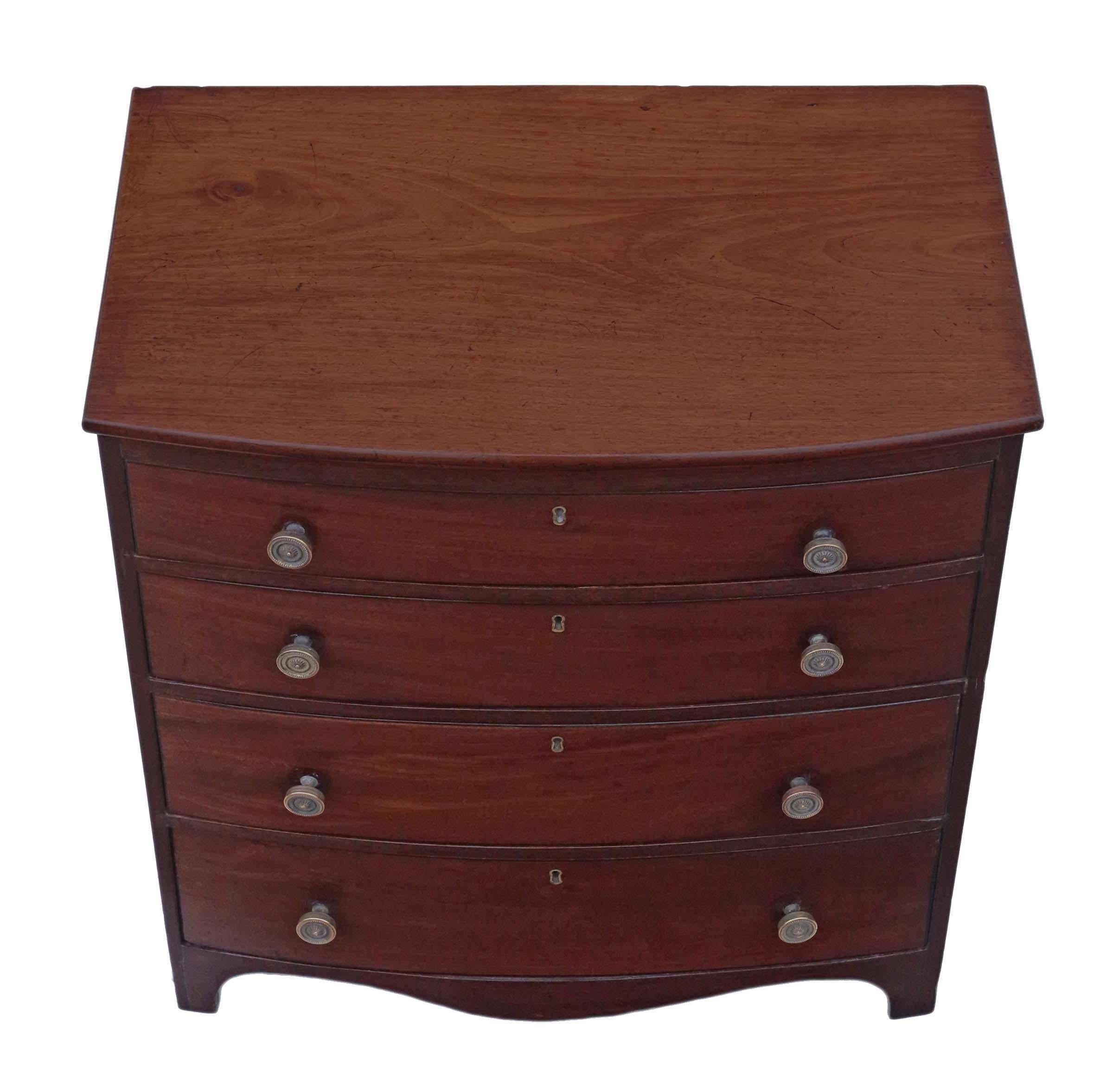 Antique Small Georgian 19th Century Mahogany Bow Front Chest of Drawers In Good Condition For Sale In Wisbech, Cambridgeshire