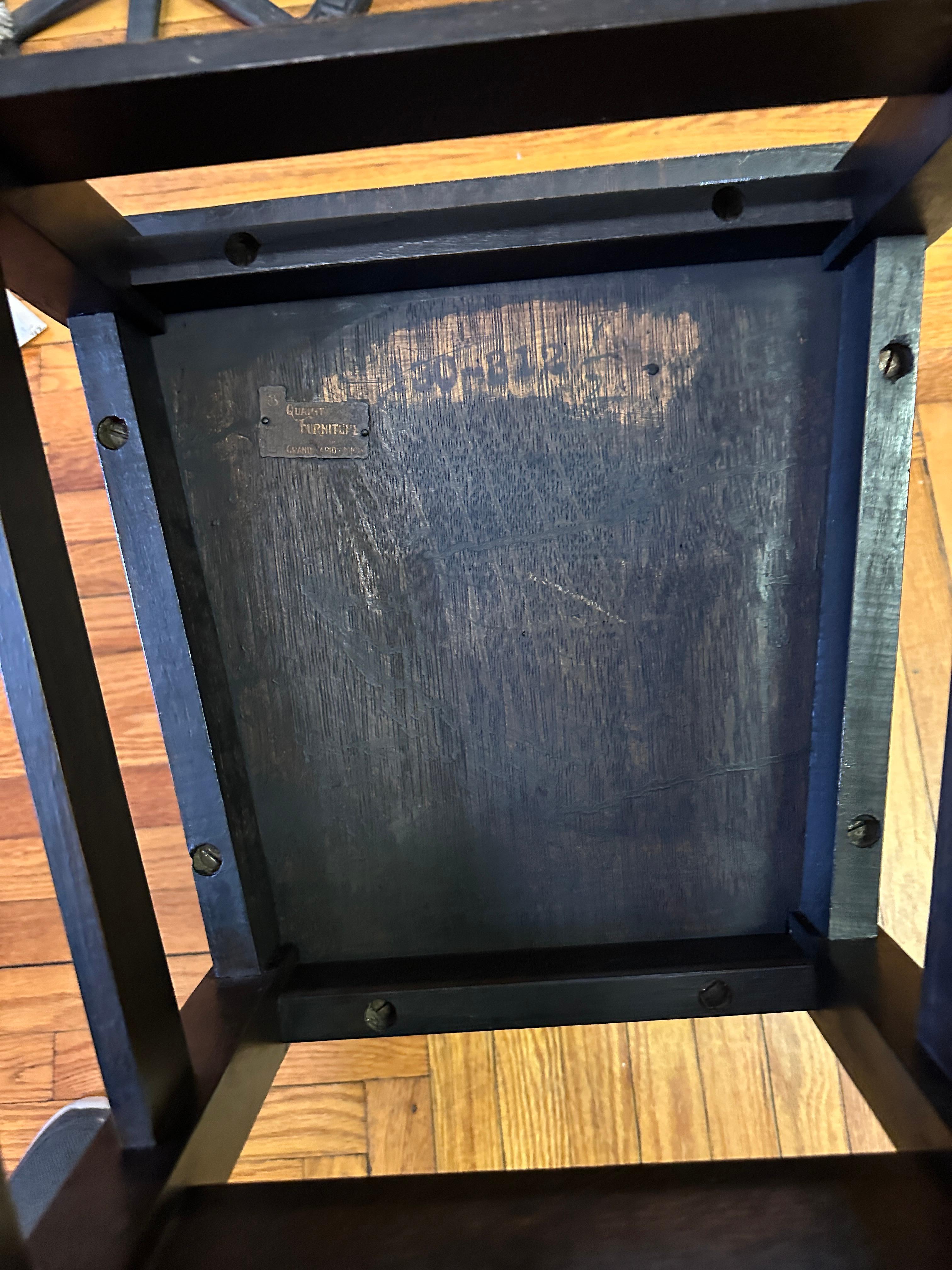 Antiker kleiner guter Stickley Brothers Schreibtischstuhl - W7262

Dies ist ein antiker Stickley Brothers Small Desk Chair in sehr gutem Zustand.  Er wurde um 1910 hergestellt und besteht aus massiver Eiche.  Der Stuhl ist mit einem Etikett der