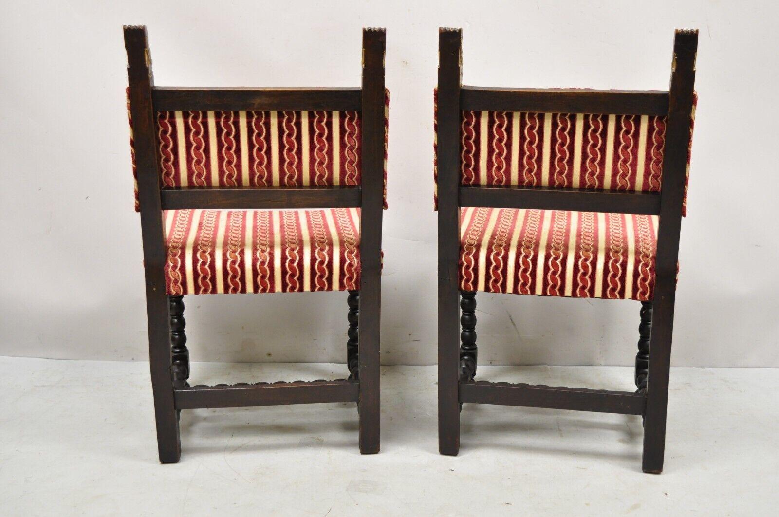 Anciennes petites chaises d'appoint de style jacobéen en noyer sculpté - une paire en vente 4