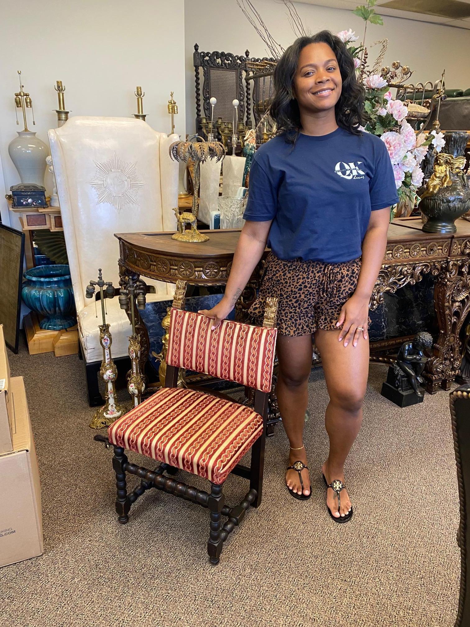 Antique Small Jacobean Style Turn Carved Walnut Accent Side Chairs - a Pair In Good Condition For Sale In Philadelphia, PA