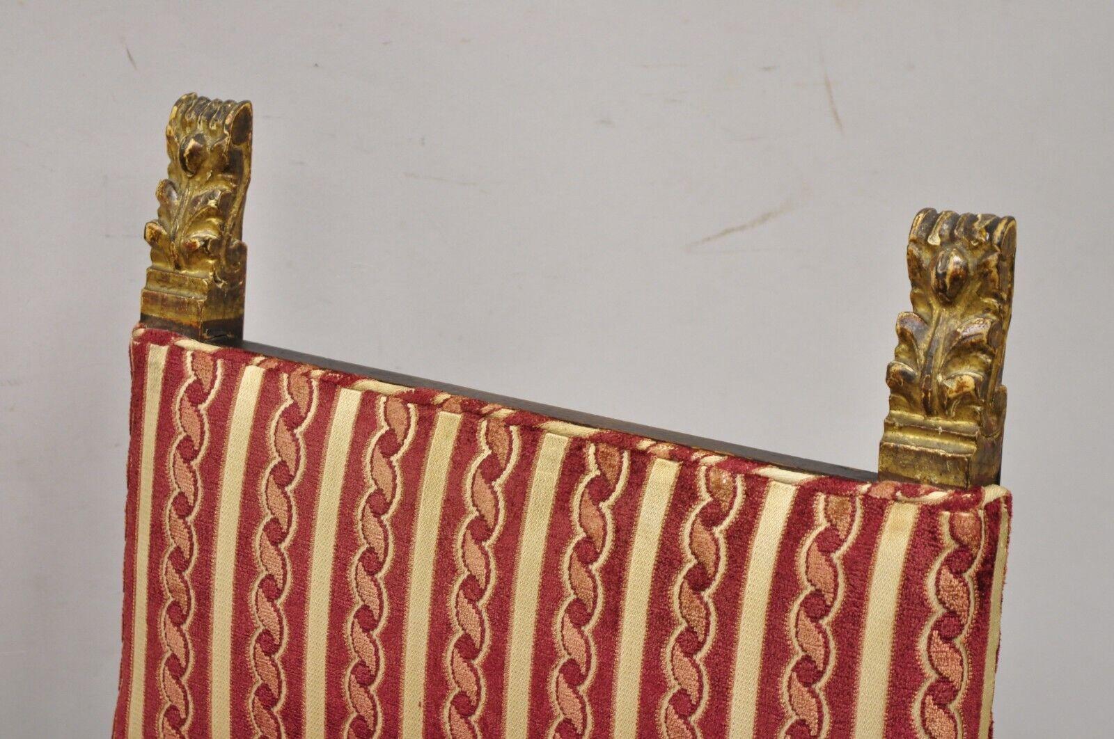 Jacobéen Anciennes petites chaises d'appoint de style jacobéen en noyer sculpté - une paire en vente