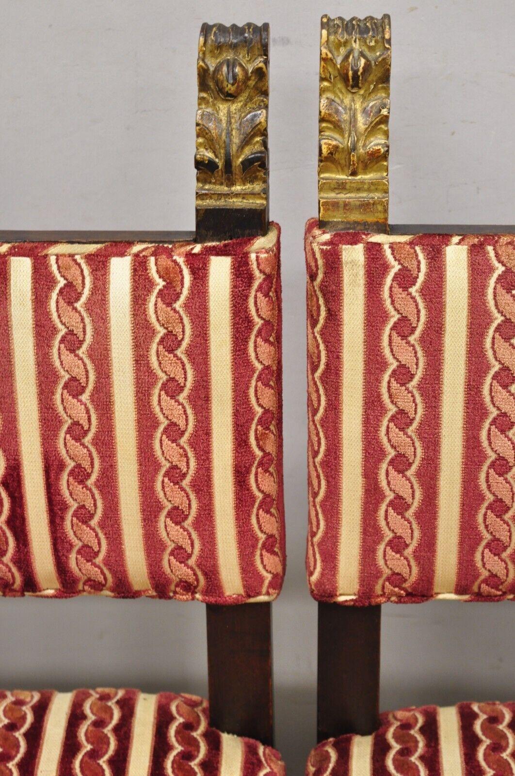 Piccole sedie d'angolo in stile Jacobean Walnut intagliate a mano - una coppia in vendita 1