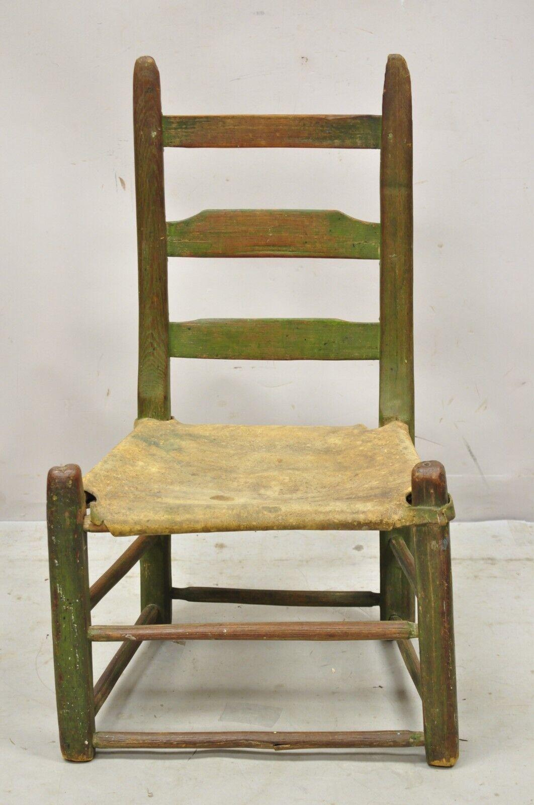 Artisanat Antique petite chaise rustique primitive verte à dossier en échelle avec siège en peau de cerf en vente