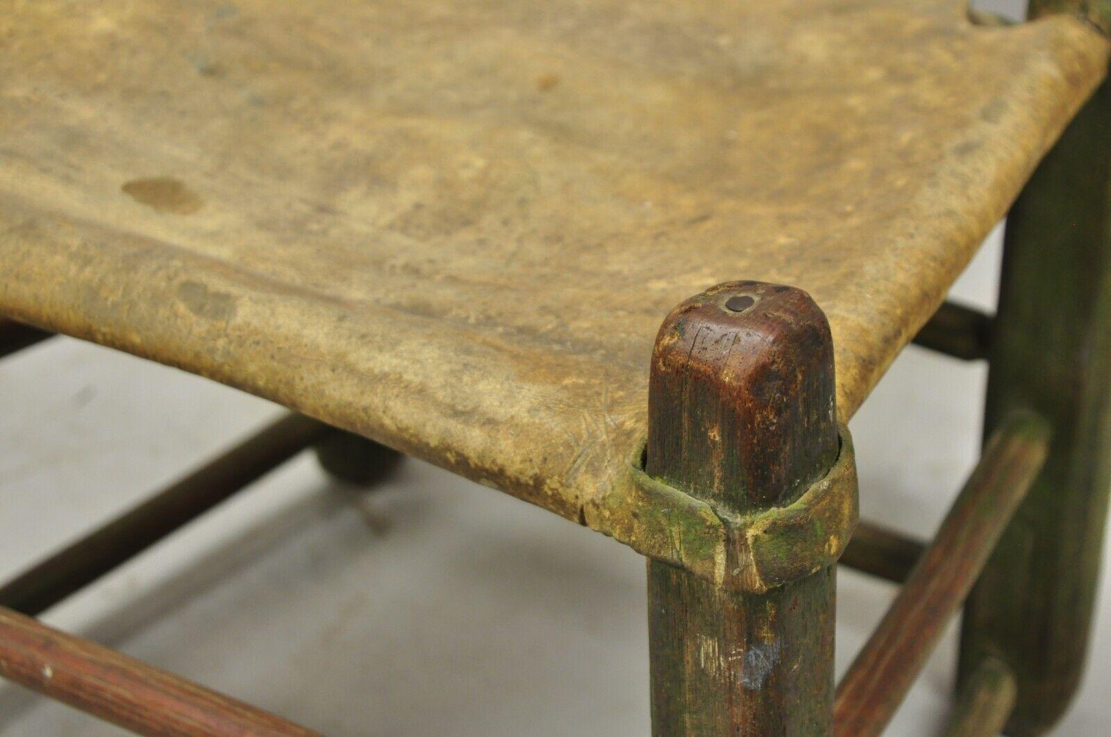 Antiker, grüner, primitiver, rustikaler Stuhl mit Leiterrückenlehne und Sitz aus Hirschfell im Angebot 1