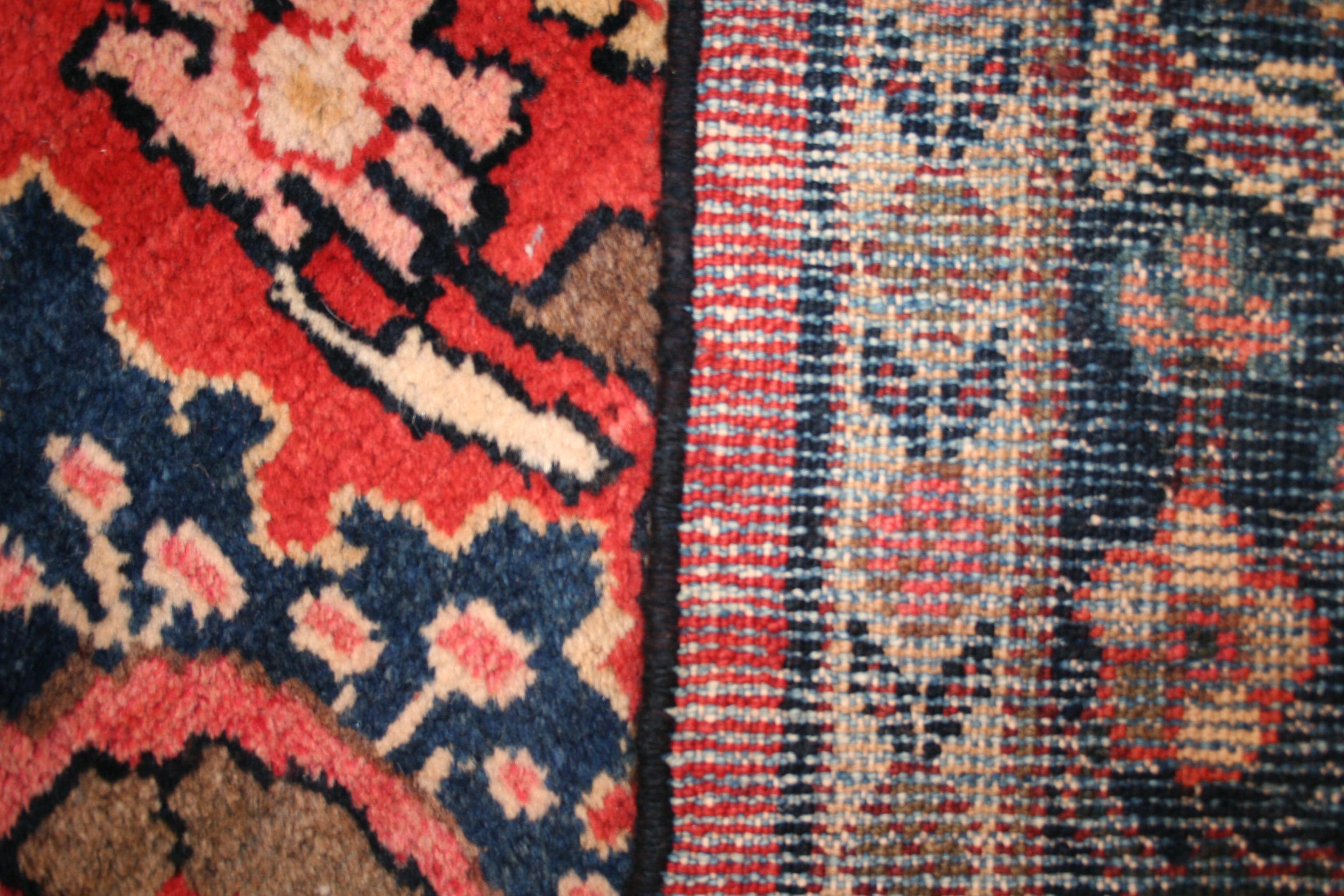 Antiker kleiner Mahal-Teppich mit großformatigem All-Over-Muster im Zustand „Gut“ im Angebot in Milan, IT