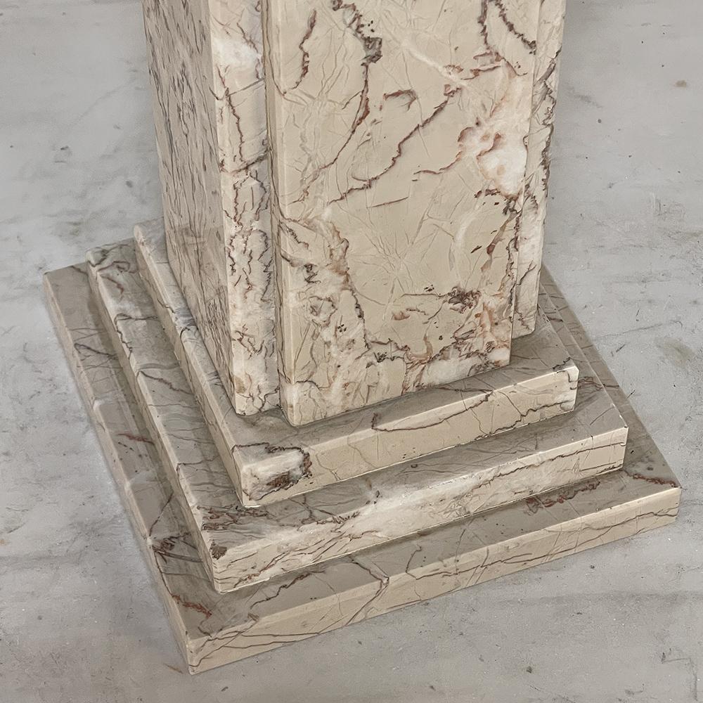 Antico piccolo piedistallo neoclassico in marmo in vendita 2